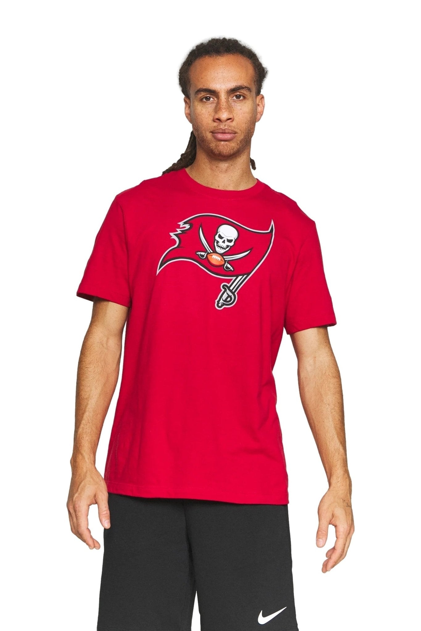 CAMISETA NIKE ROJA BUCCANEERS ESSENTIAL LOGO TEE - AREA ZERO