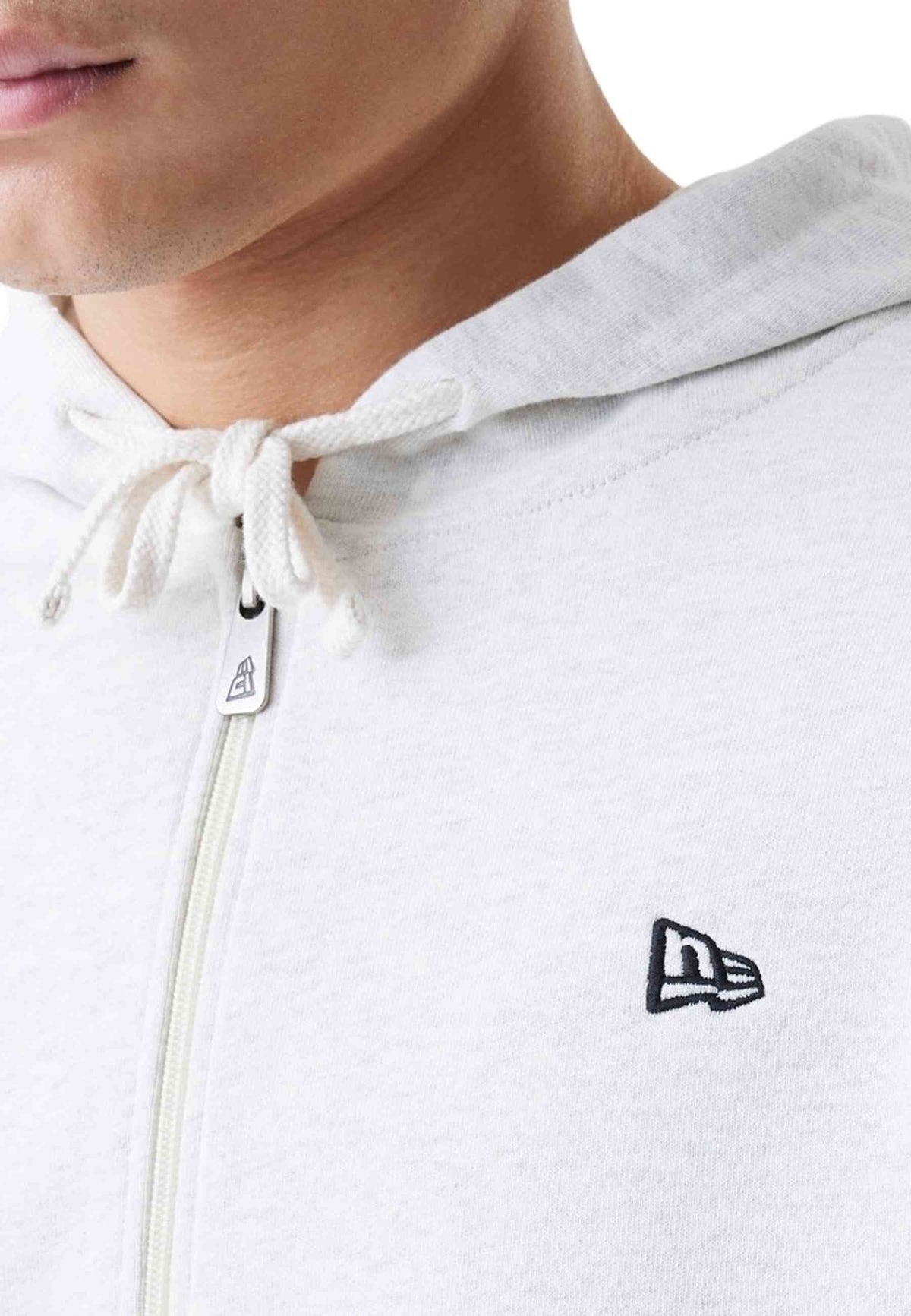 CHAQUETA NEW ERA GRIS ESSENTIALS FULL ZIP HOODIE