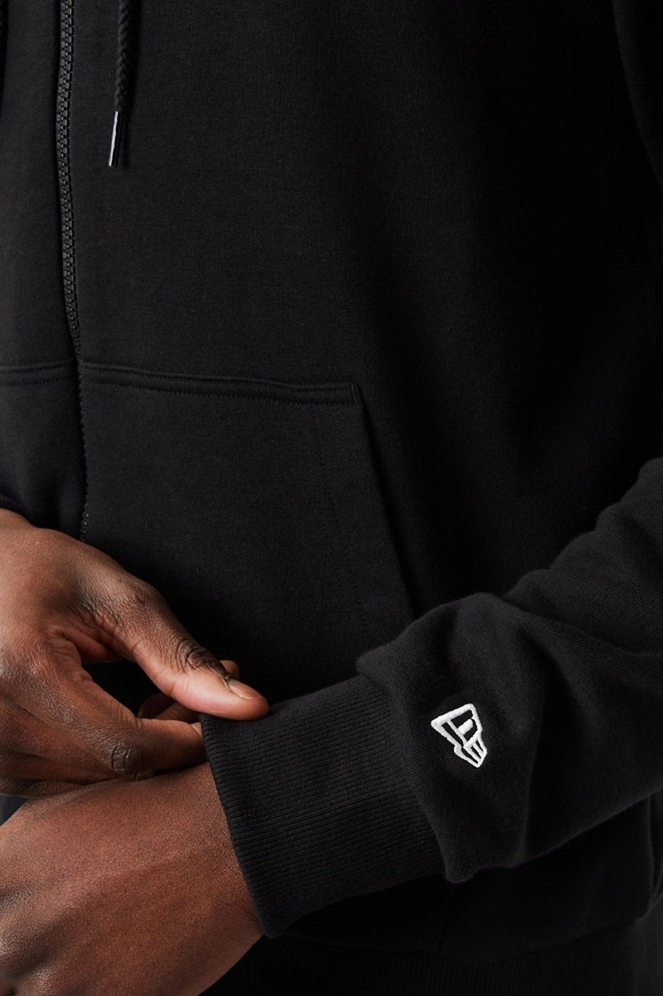 CHAQUETA NEW ERA NEGRA BUCKS SCRIPT FULL ZIP MILBUC - AREA ZERO