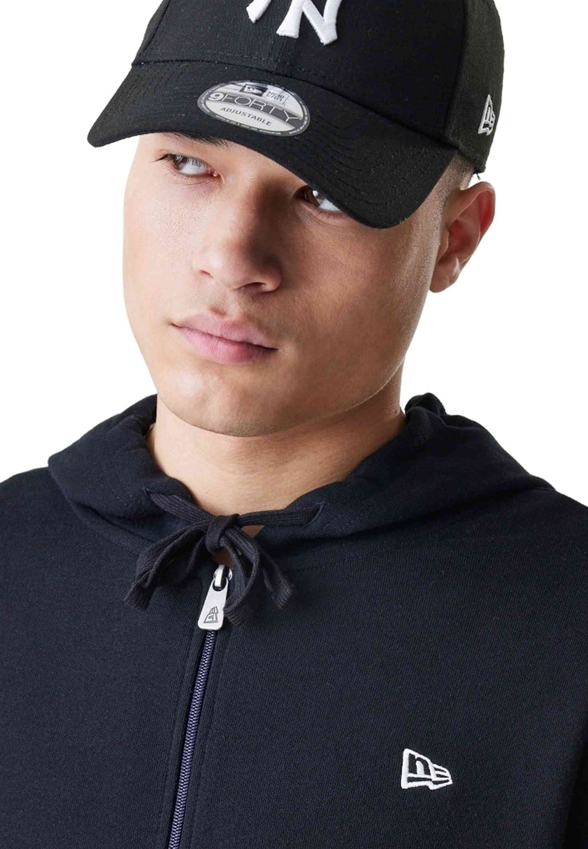 CHAQUETA NEW ERA NEGRA ESSENTIALS FULL ZIP HOODIE