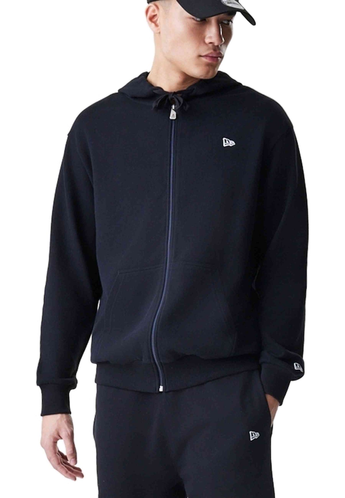 CHAQUETA NEW ERA NEGRA ESSENTIALS FULL ZIP HOODIE