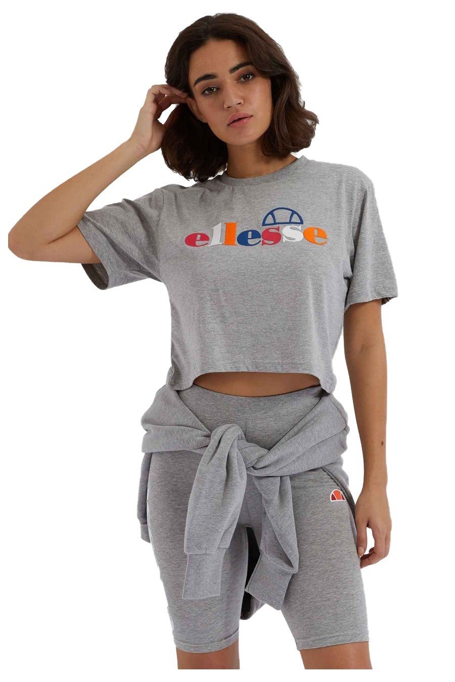 CROP TOP ELLESSE GRIS LETRAS COLORES ESTAMPADAS PECHO MANGA CORTA - AREA ZERO