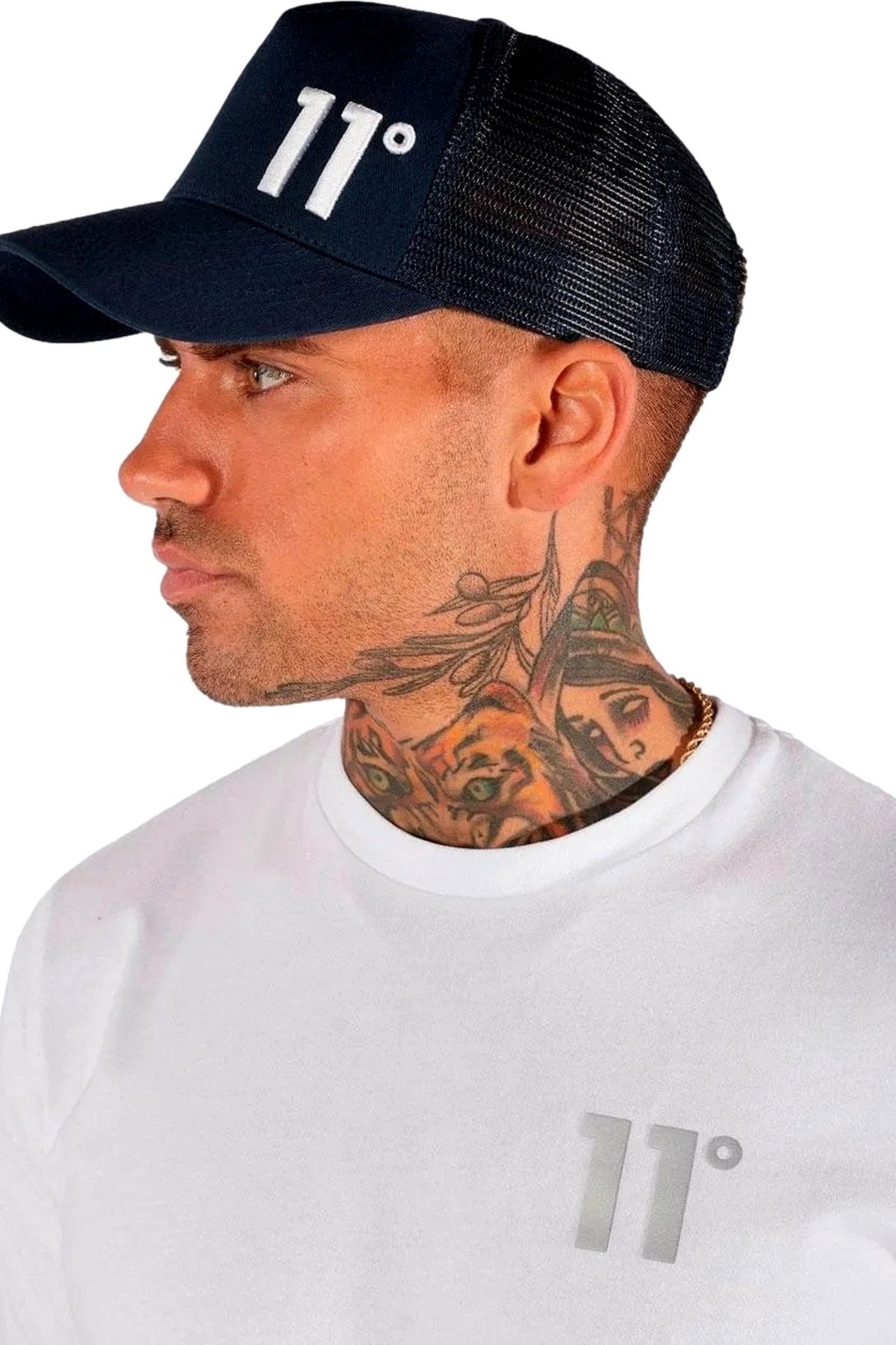 GORRA 11 DEGREES NEGRA TRUCKER LOGO BORDADO FRENTE VISERA CURVA - AREA ZERO