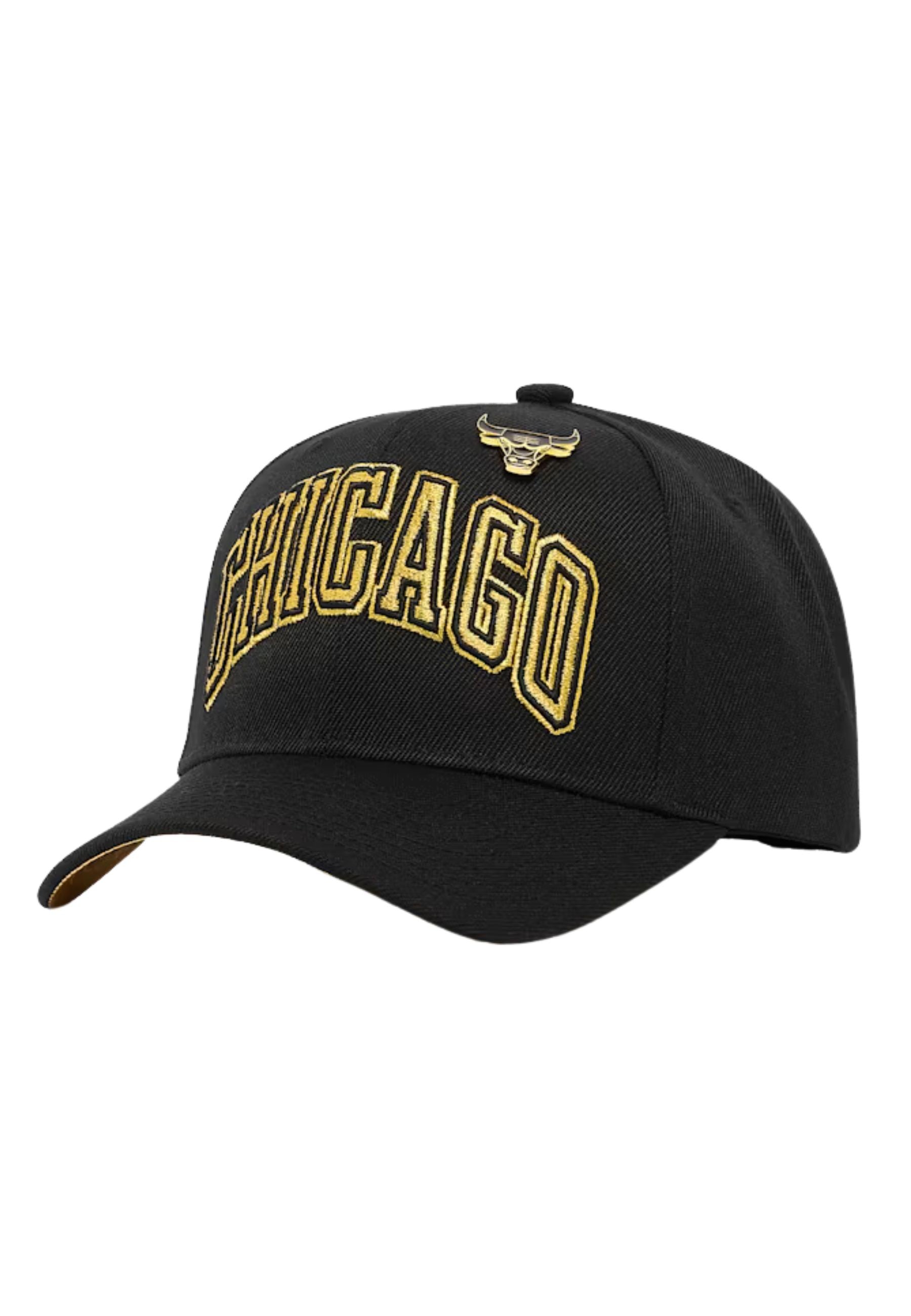 GORRA MITCHELL & NESS NEGRA BULLS PINED GOLD PRO