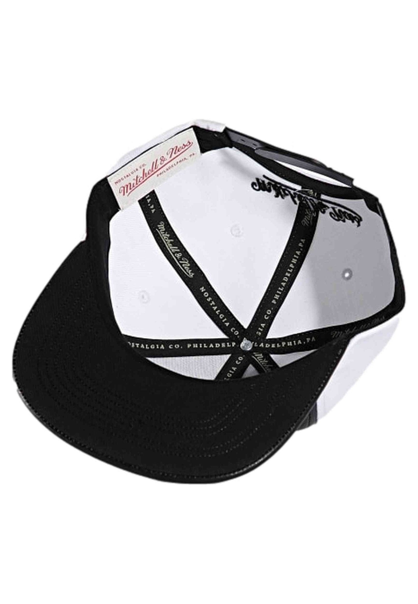 GORRA MITCHELL & NESS BLANCA/NEGRA NBA DAY ONE SNAPBACK - AREA ZERO