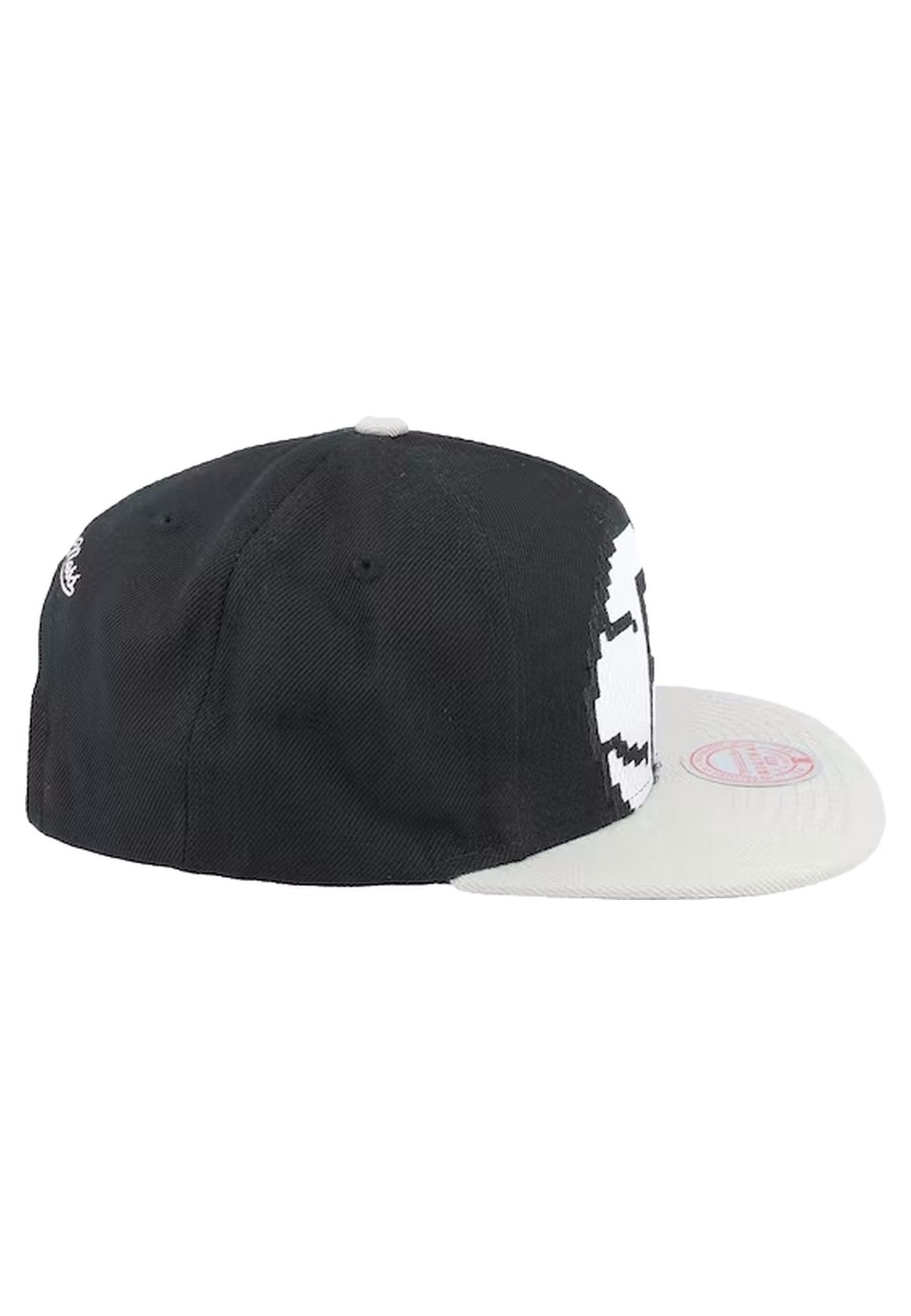 GORRA MITCHELL & NESS NEGRA BROOKLIN NETS 8 BITS XL SNAPBACK - AREA ZERO
