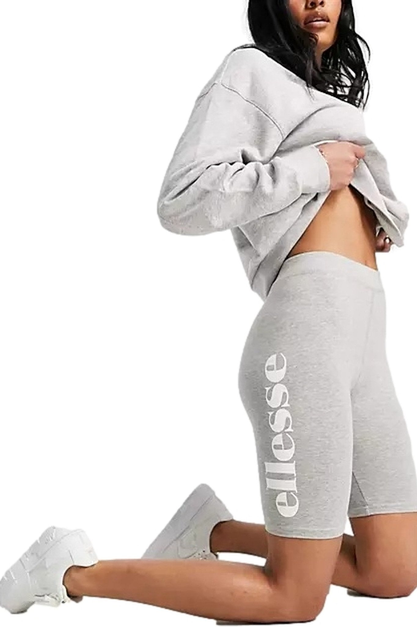 LEGGIN ELLESSE GRIS CLARO CORTO LOGO ESTAMPADO LATERAL - AREA ZERO