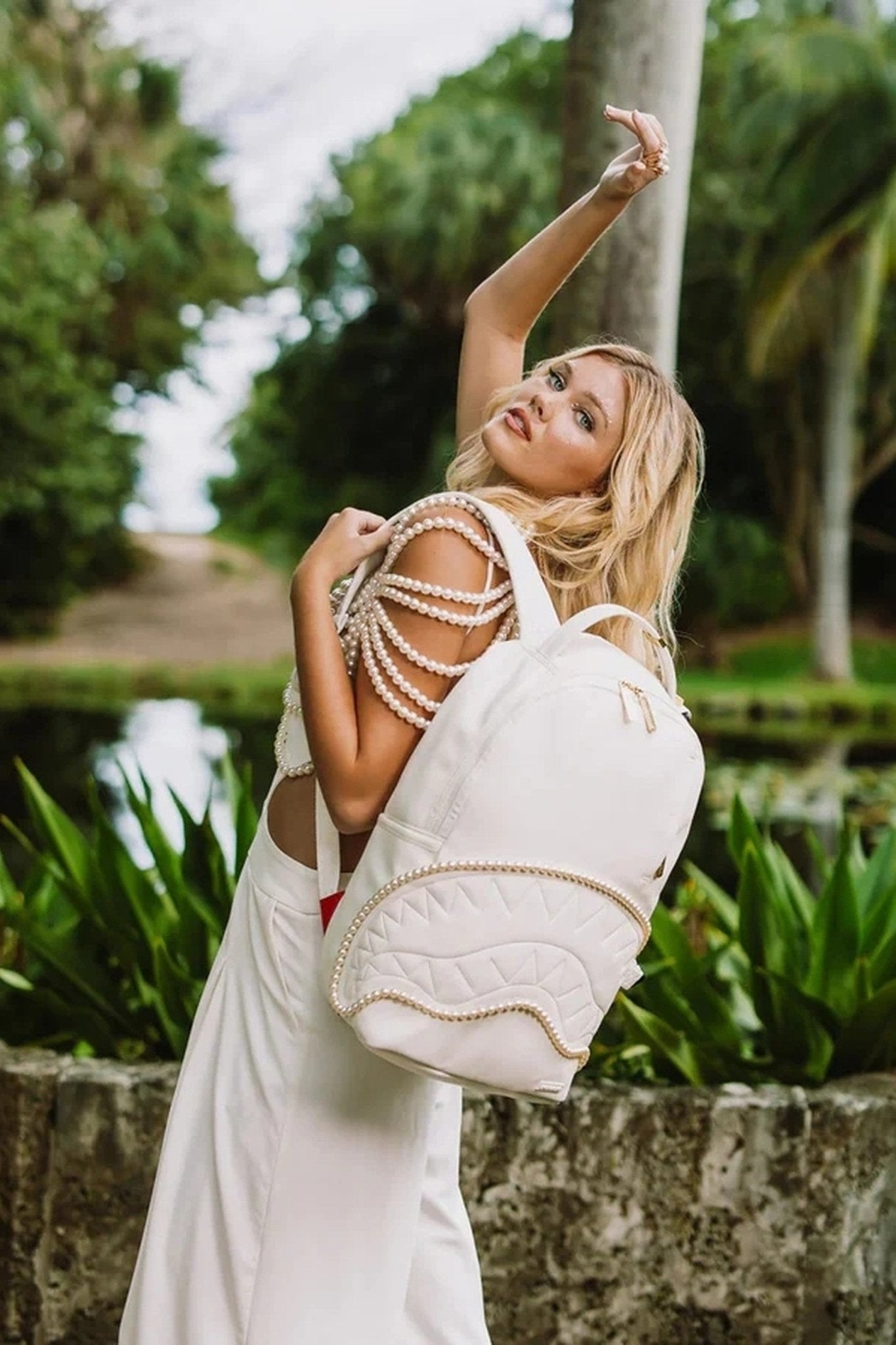 MOCHILA SPRAYGROUND BLANCA PEARL SHARKMOUTH BACKPACK - AREA ZERO