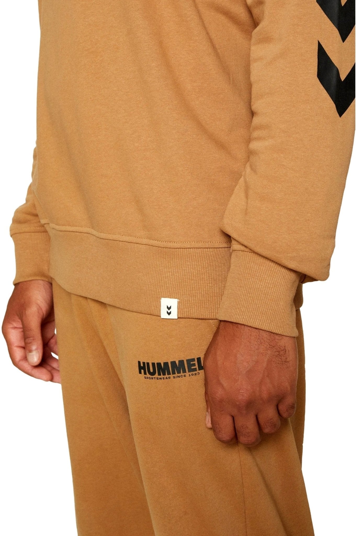 PANTALON HUMMEL TOSTADO LEGACY REGULAR PANT - AREA ZERO