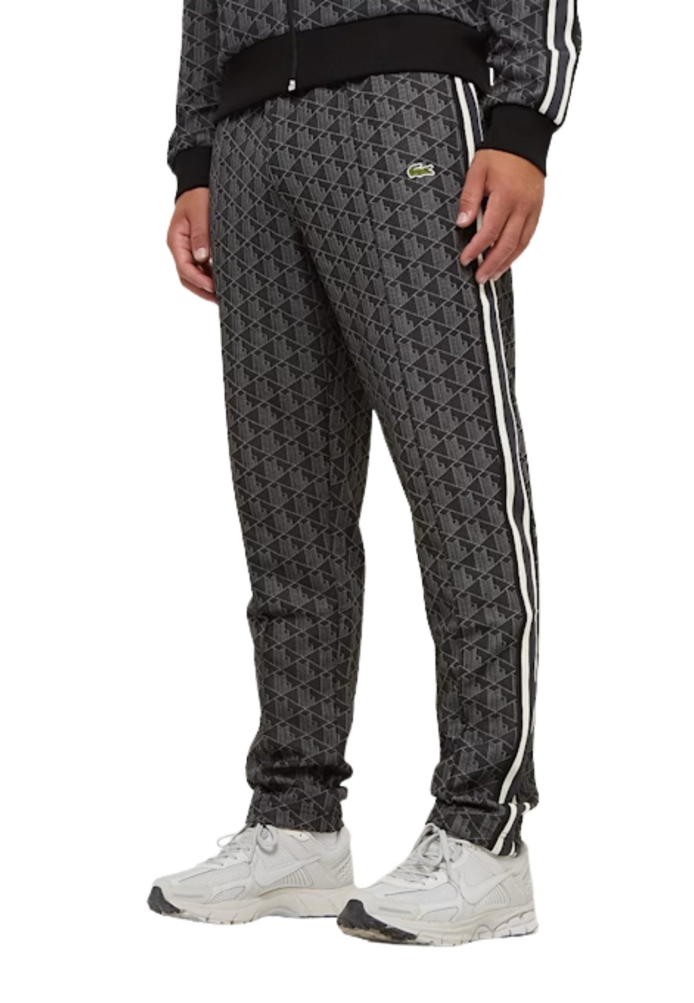 PANTALON LACOSTE NEGRO MONOGRAM TRACKPANT - AREA ZERO
