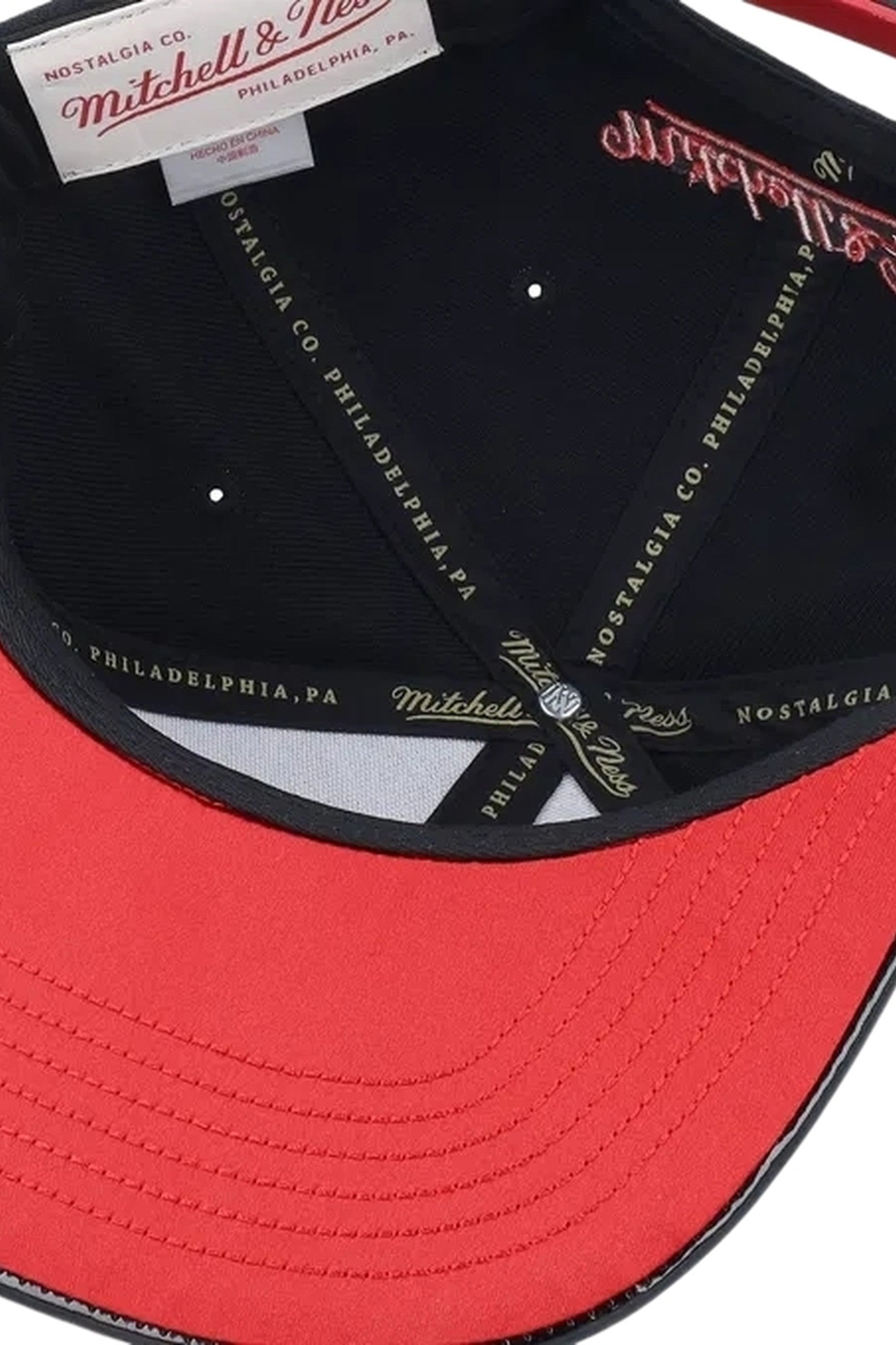 GORRA MITCHELL & NESS NEGRA/ROJA BULLS DAY 11 SNAPBACK