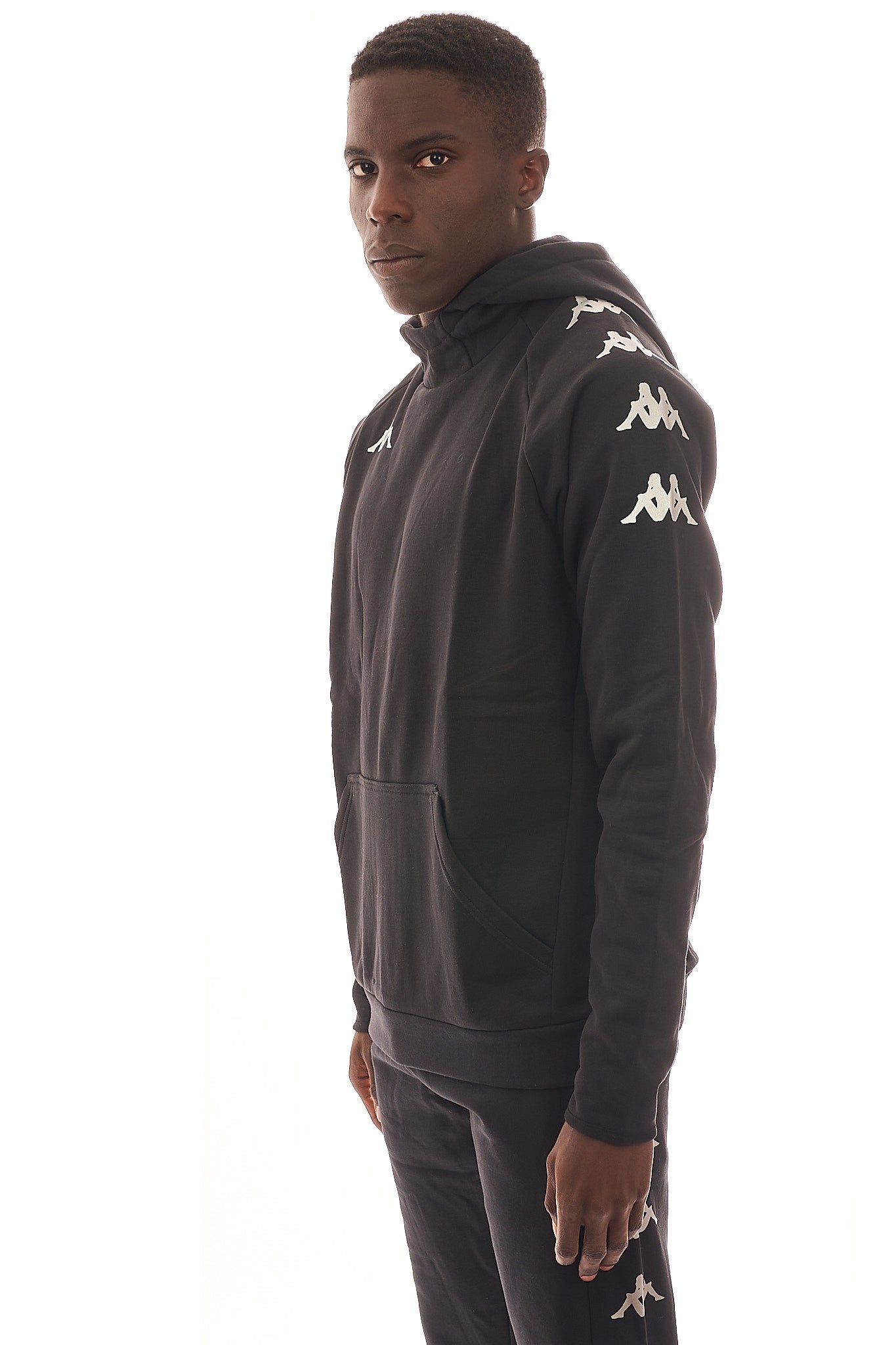 SUDADERA KAPPA DIANO NEGRA LOGO ESTAMPADO CON CAPUCHA - AREA ZERO