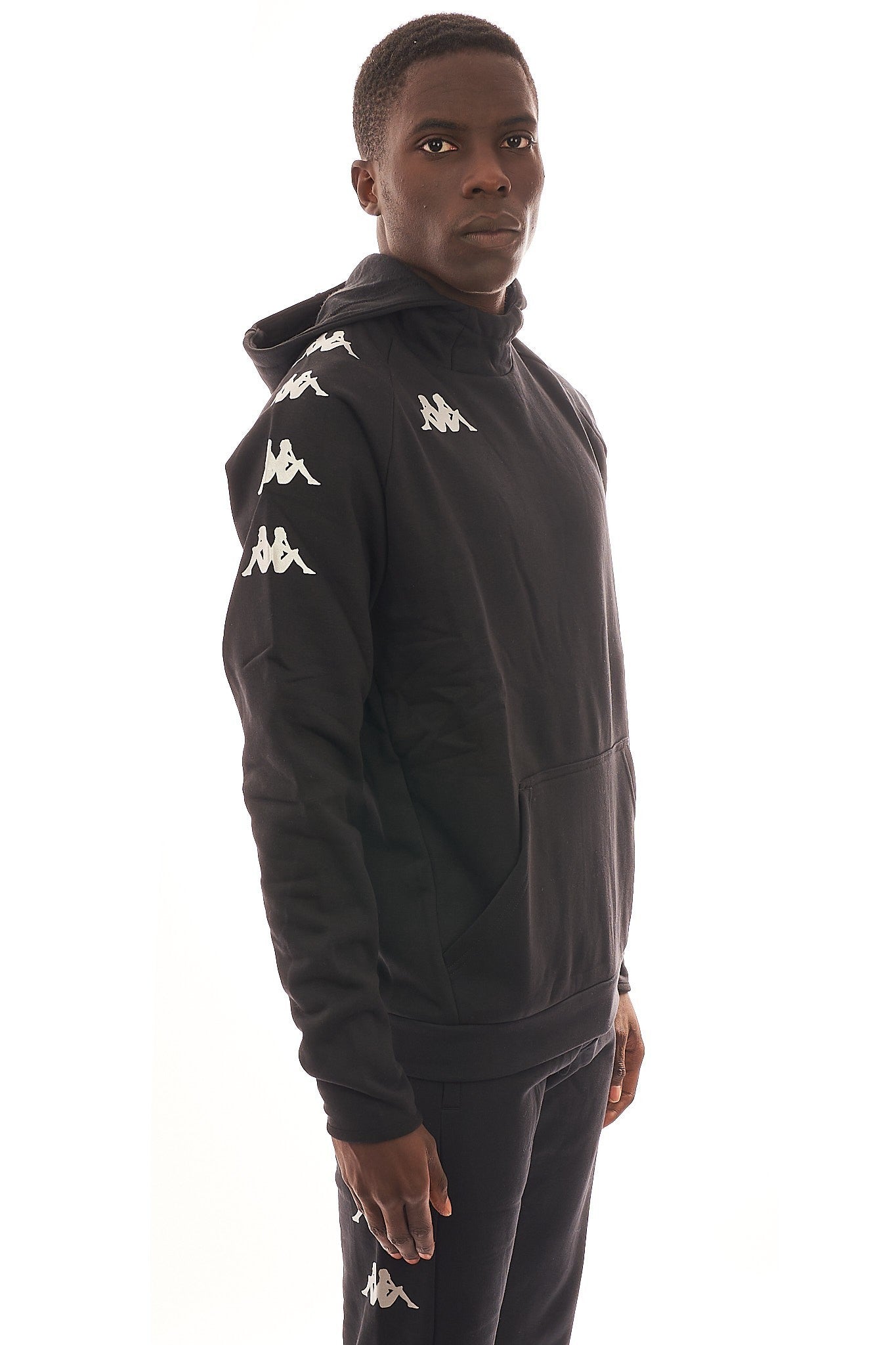 SUDADERA KAPPA DIANO NEGRA LOGO ESTAMPADO CON CAPUCHA - AREA ZERO