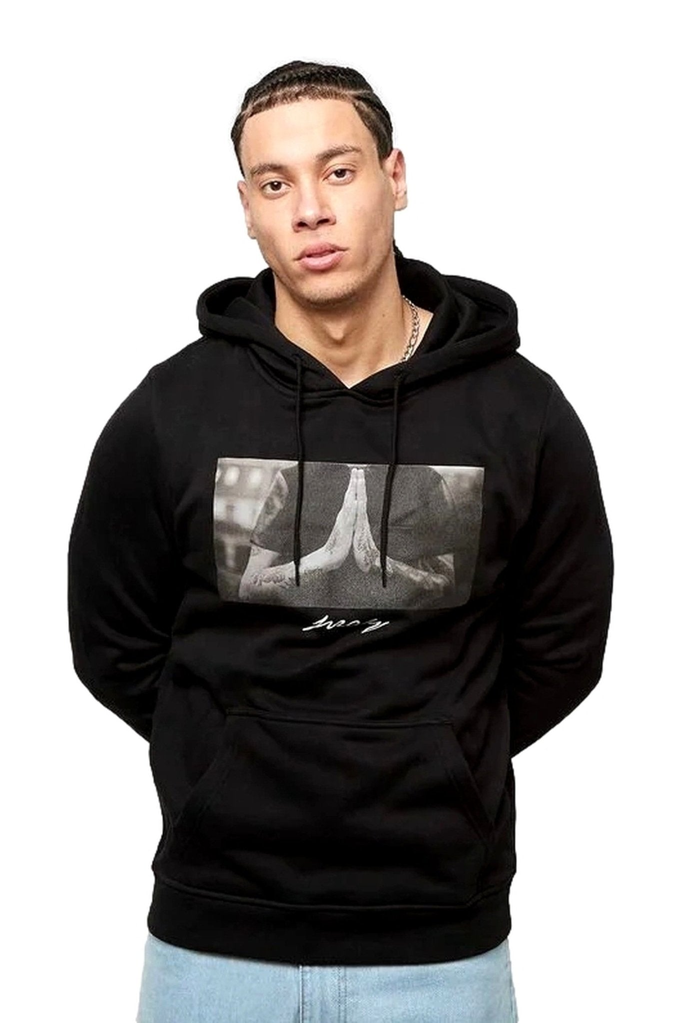 Comodidad y estilo: Sudadera negra Mister Tee con diseño Pray Hoodie