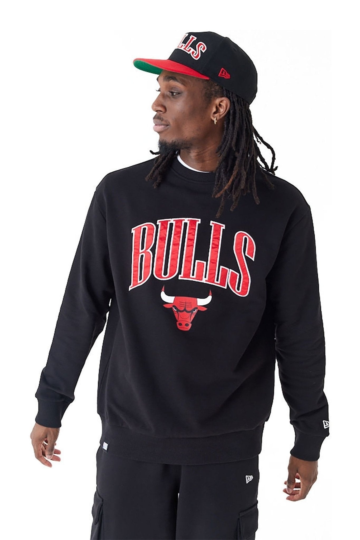 SUDADERA NEW ERA NEGRA BULLS APPLIQUE CREW CHIBUL - AREA ZERO