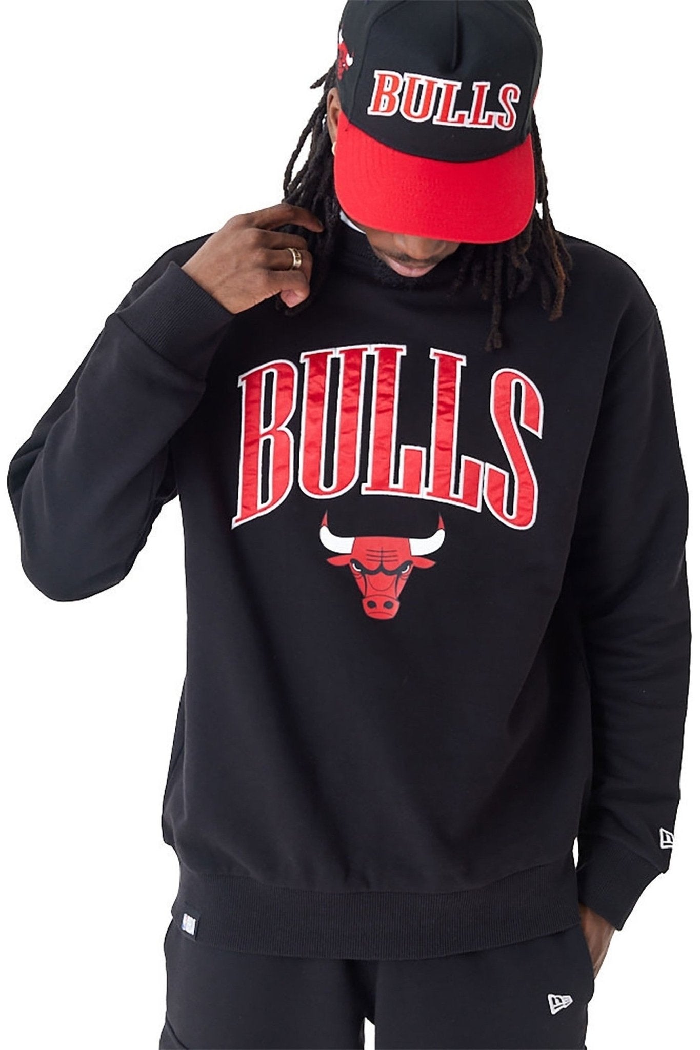 SUDADERA NEW ERA NEGRA BULLS APPLIQUE CREW CHIBUL - AREA ZERO