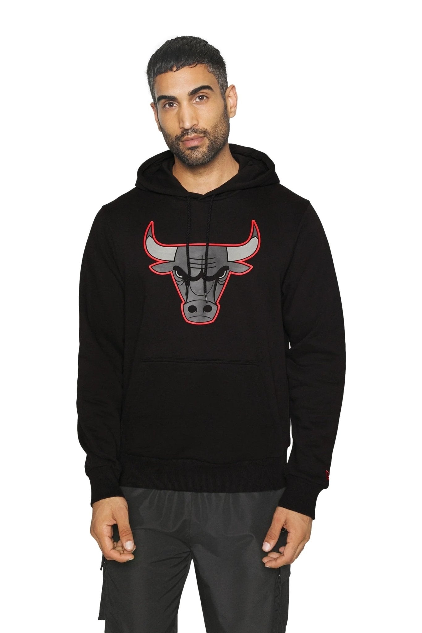 SUDADERA NEW ERA NEGRA BULLS NBA OUTLINE LOGO PO HOODY CHIBUL - AREA ZERO