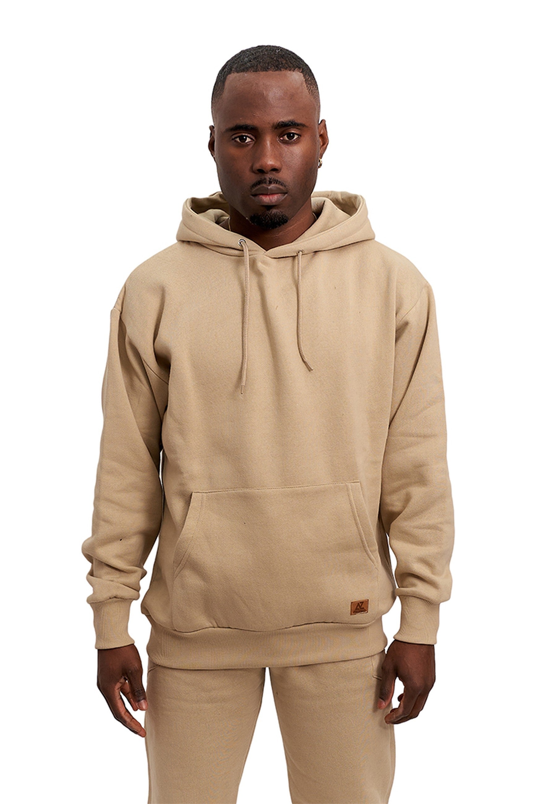 SUDADERA TOSTADA AZ ESSENTIALS TAGGED POCKET HOODIE SAFARI