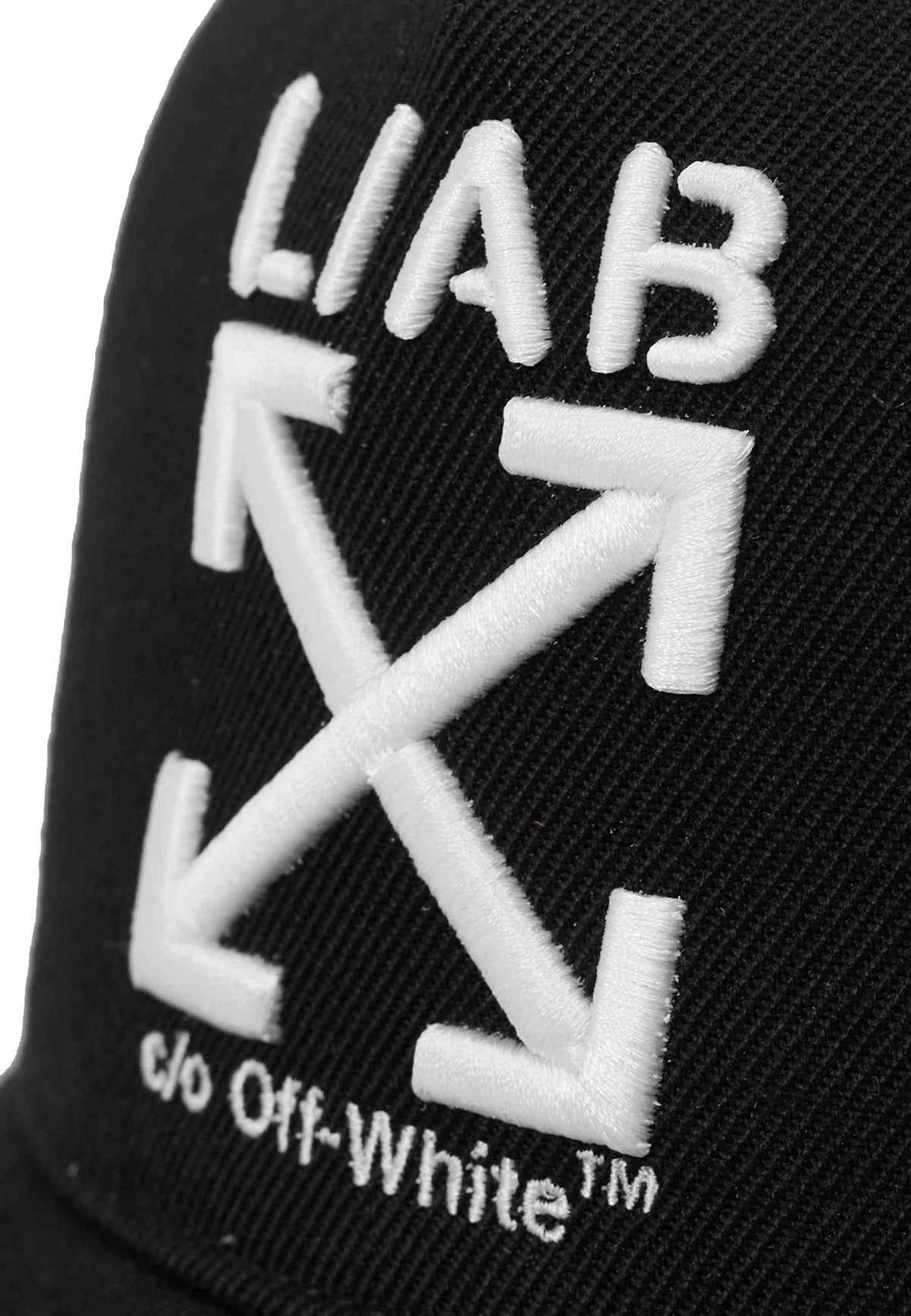GORRA L/AB c/o Off-White NEGRA CLAMP ARROWS CURVED BRIM TRUCKER CAP