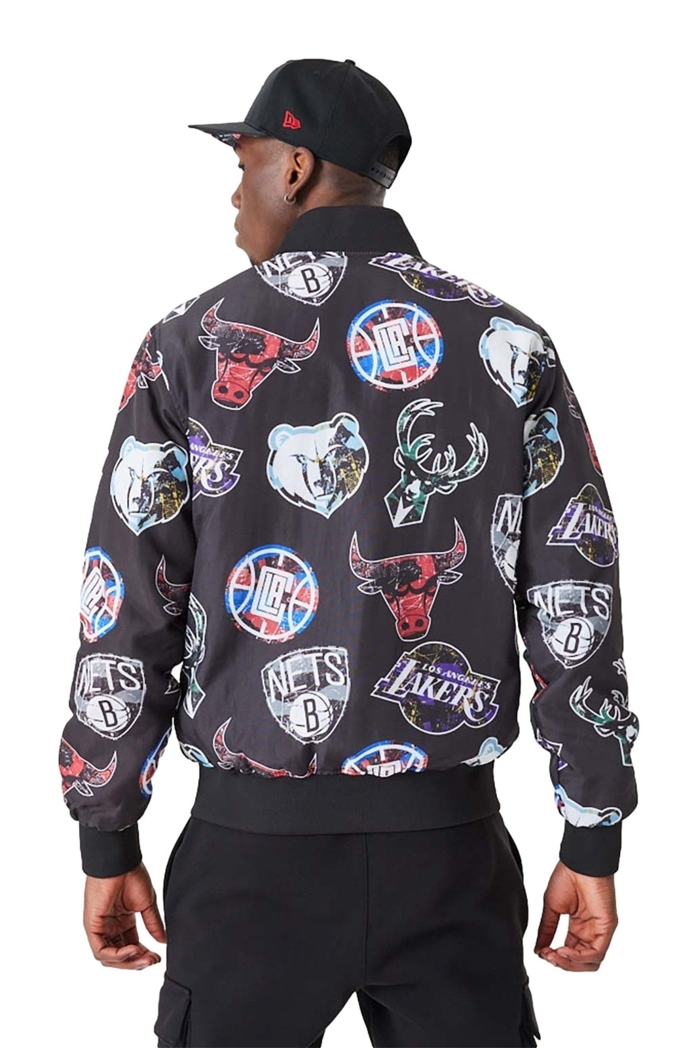 BEISBOLERA NEW ERA NEGRA AOP TEAM LOGO BOMBER NBAALL - AREA ZERO