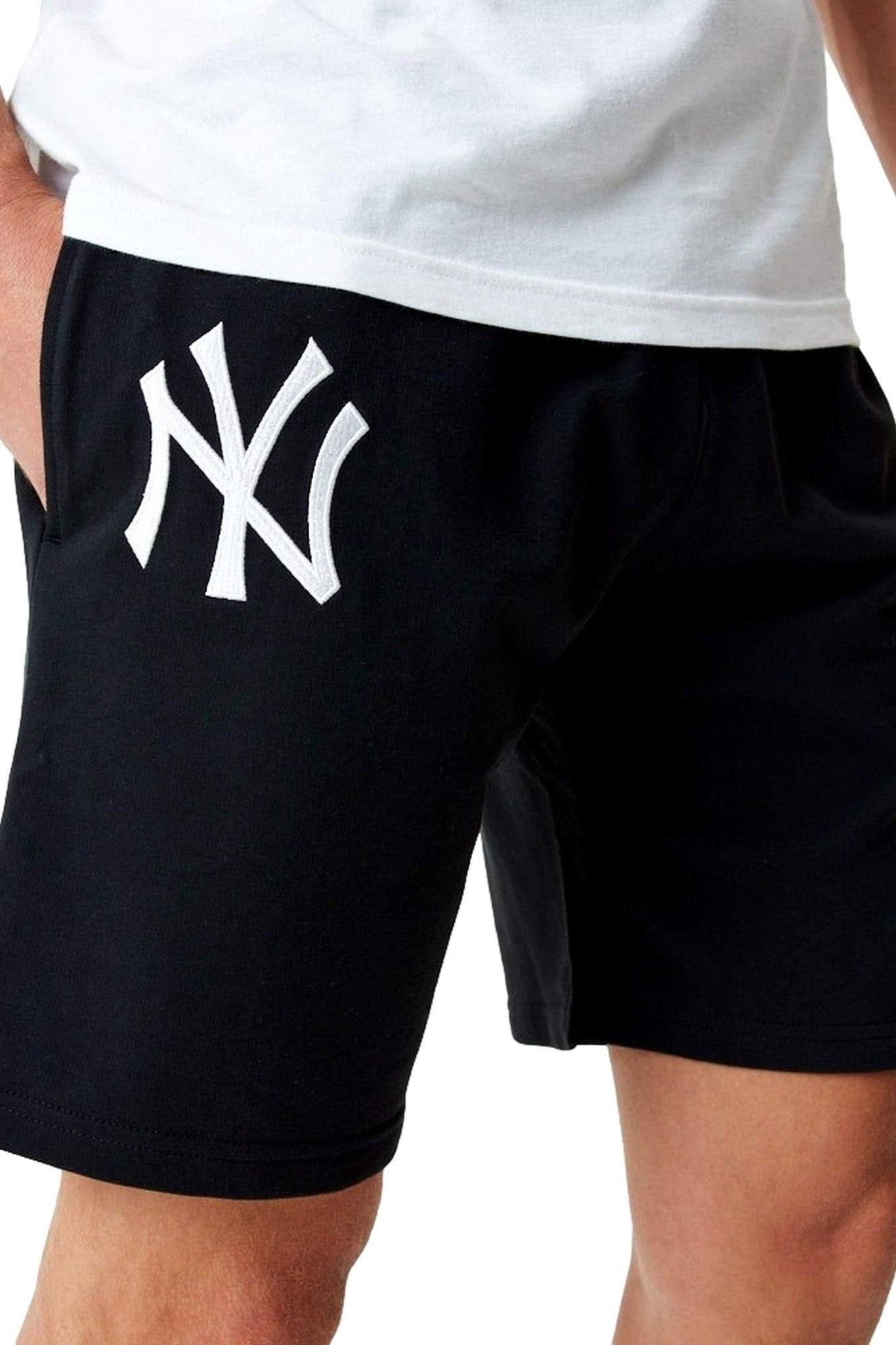 BERMUDA NEW ERA NEGRA YANKEES LEAGUE ESSENTIALS SHORTS - AREA ZERO
