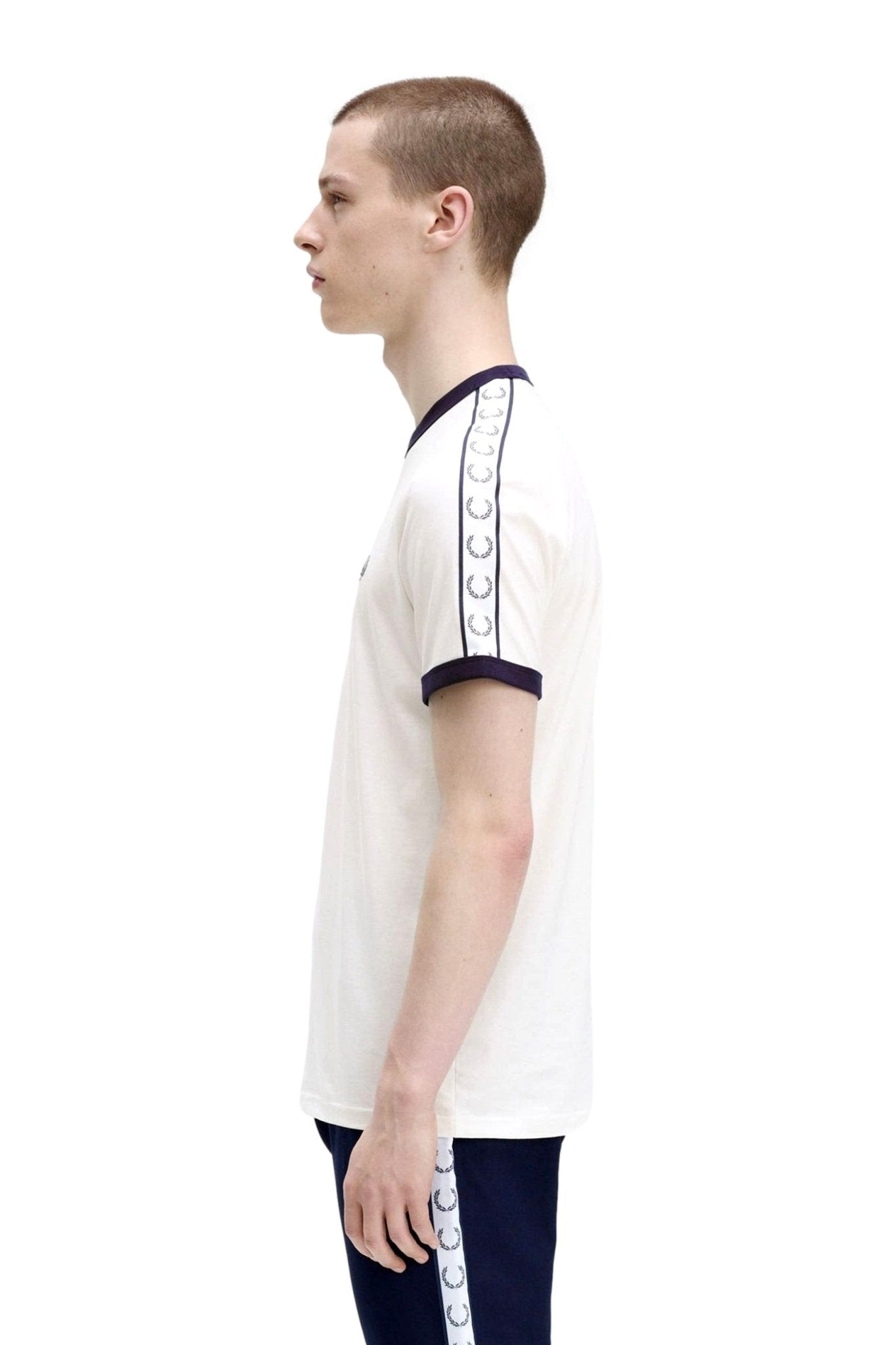 CAMISETA FRED FERRY BLANCA FRANJAS HOMBRO BORDADO PECHO - AREA ZERO