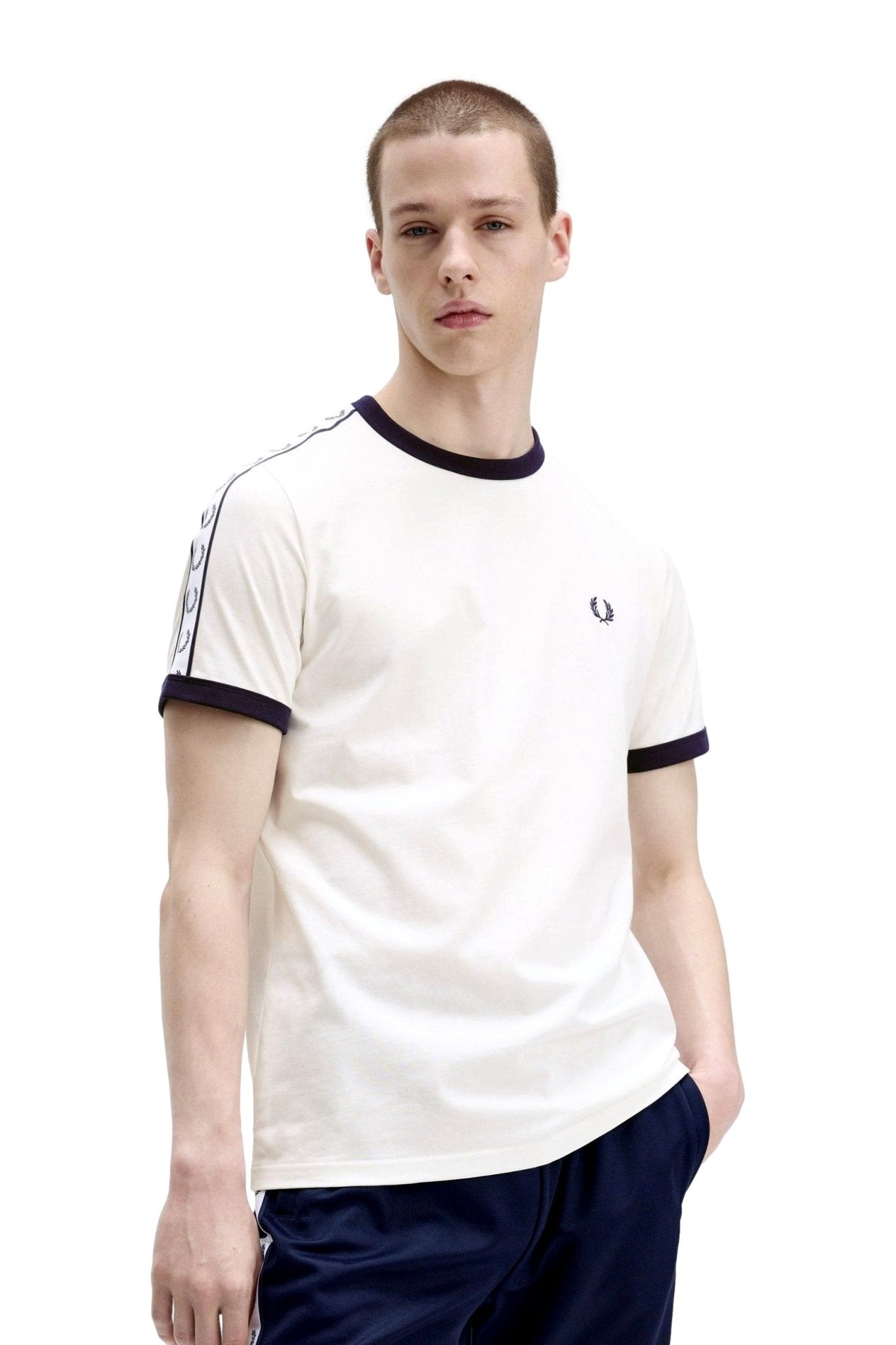 CAMISETA FRED FERRY BLANCA FRANJAS HOMBRO BORDADO PECHO - AREA ZERO