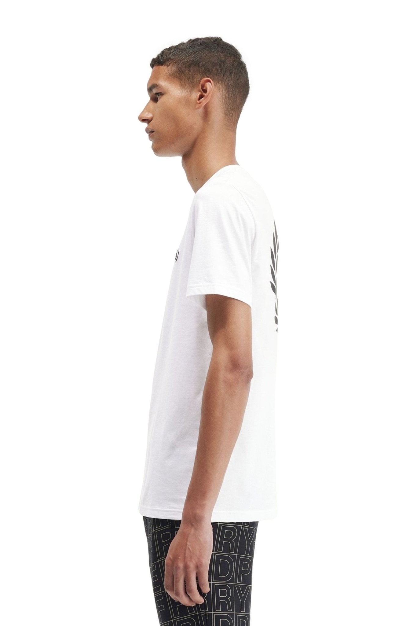 CAMISETA FRED PERRY BLANCA 100 REAR POWDER LAUREL GRAPHIC TEE - AREA ZERO