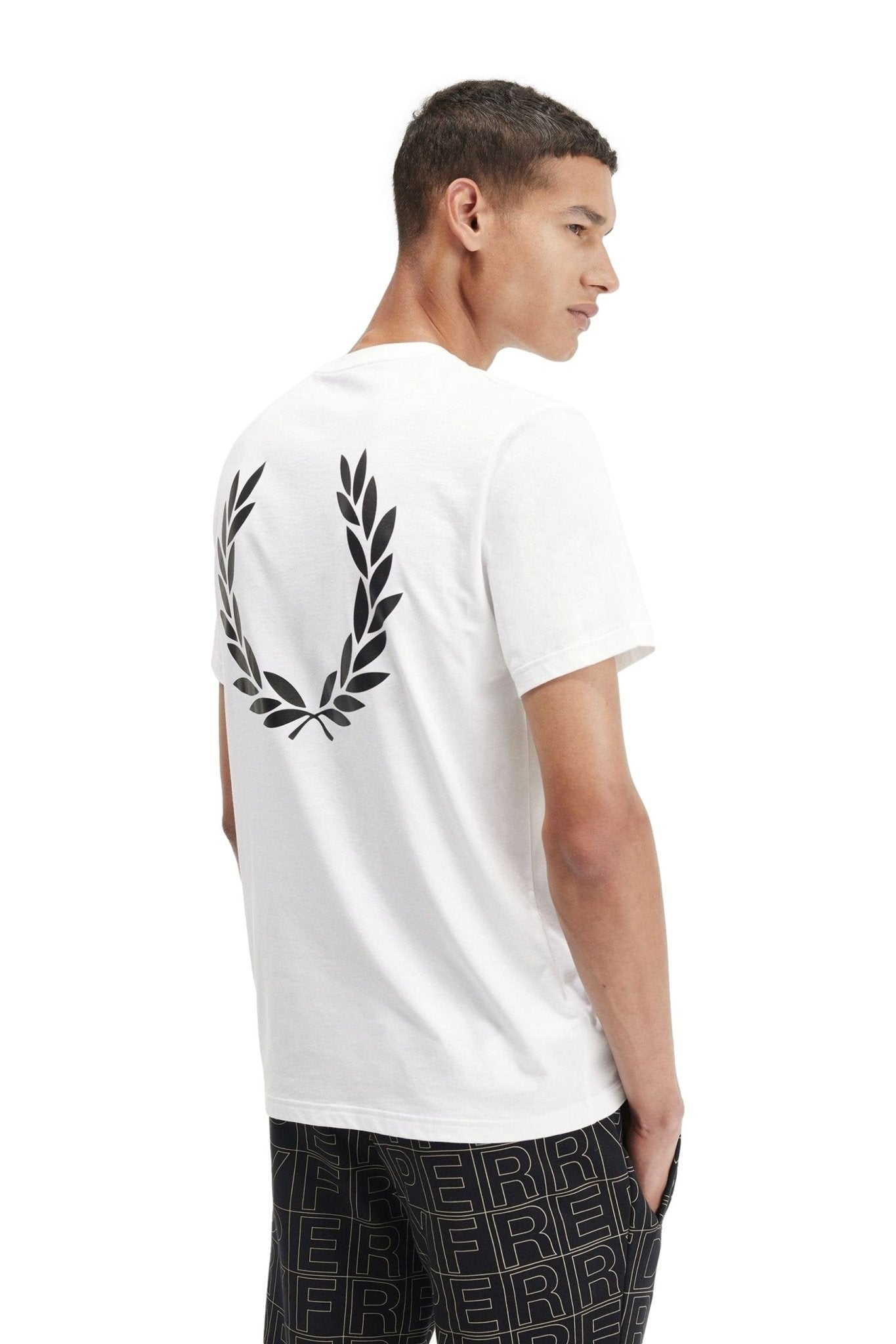 CAMISETA FRED PERRY BLANCA 100 REAR POWDER LAUREL GRAPHIC TEE - AREA ZERO