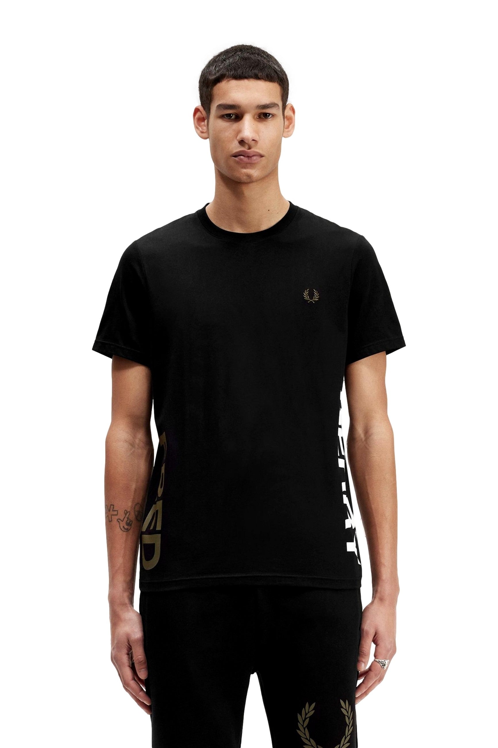 CAMISETA FRED PERRY NEGRA GRAPHIC BRANDING T-SHIRT