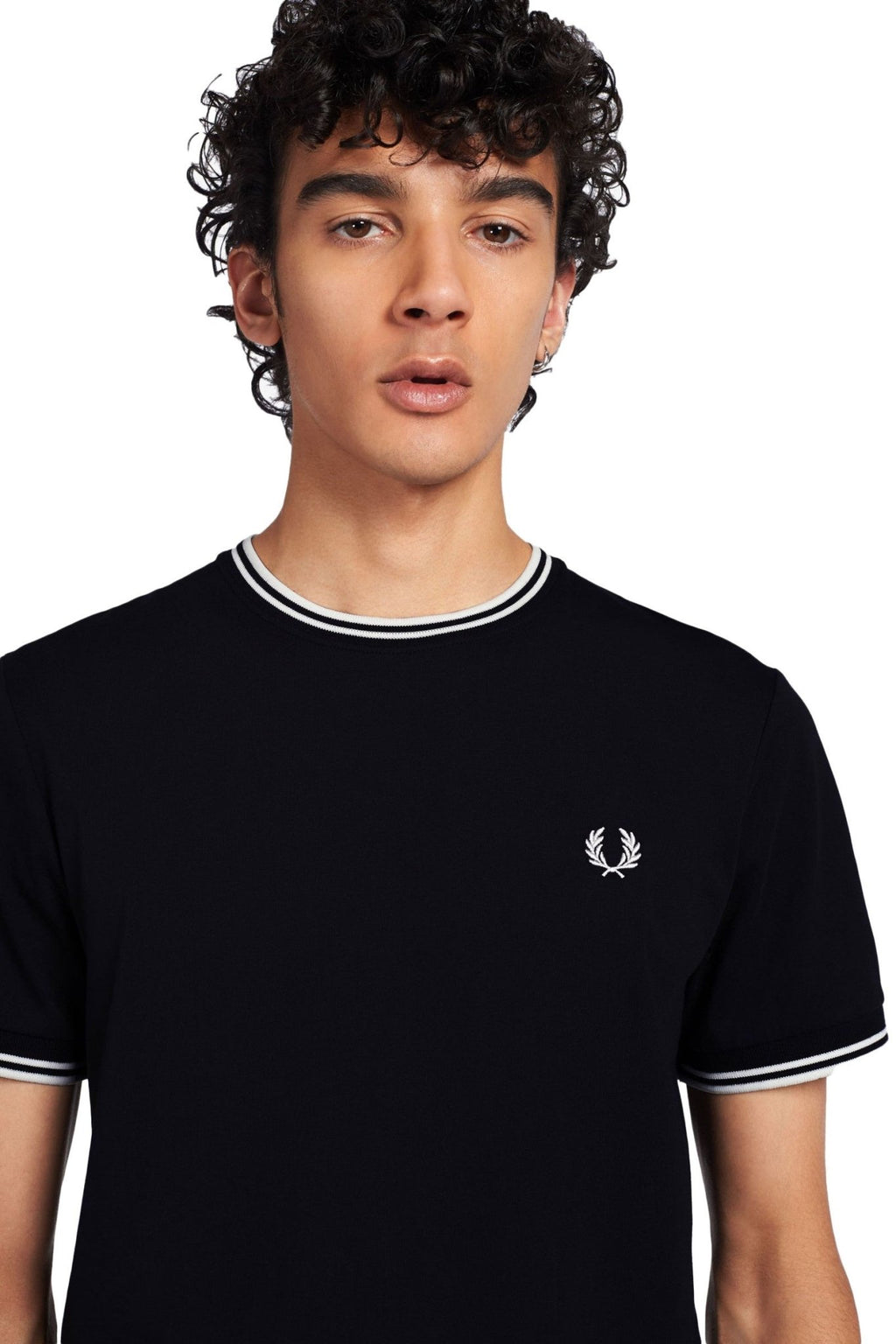 CAMISETA FRED PERRY NEGRA RIBETED NECK - AREA ZERO