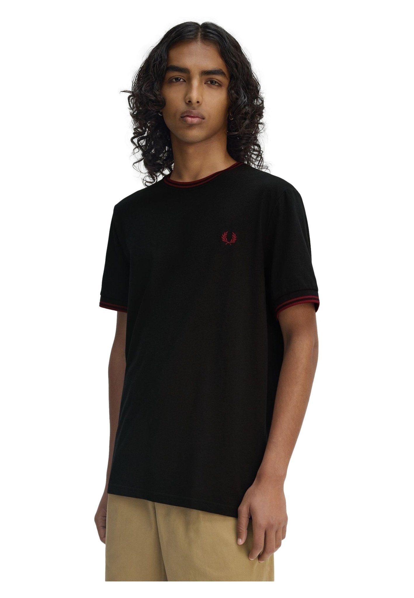 CAMISETA FRED PERRY NEGRA/ROJA RIBETED NECK - AREA ZERO