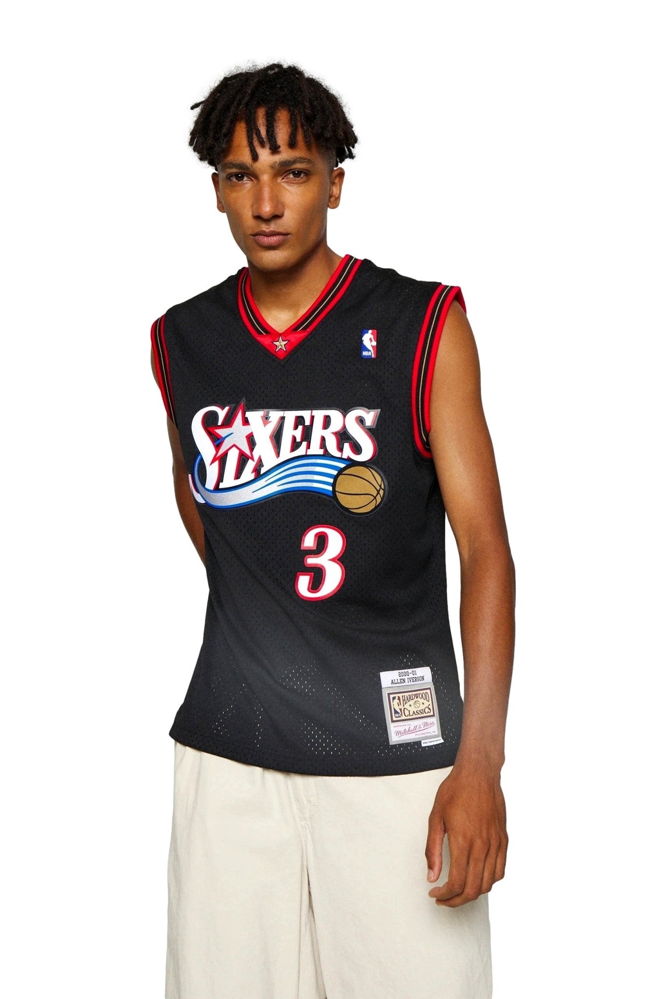 CAMISETA MITCHELL & NESS NEGRA SIXERS ALEEN IVERSON SWINGMAN JERSEY - AREA ZERO