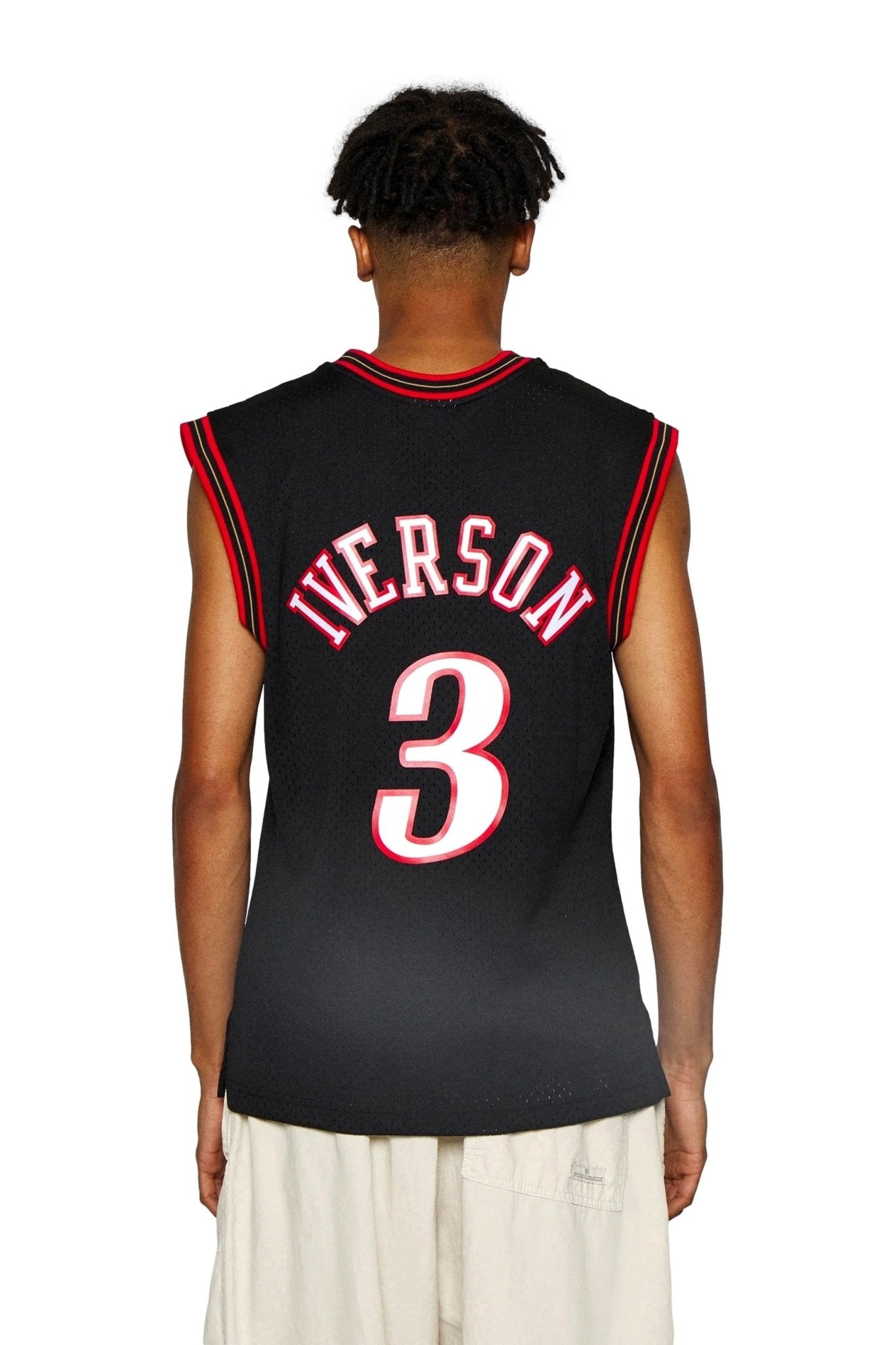 CAMISETA MITCHELL & NESS NEGRA SIXERS ALEEN IVERSON SWINGMAN JERSEY - AREA ZERO