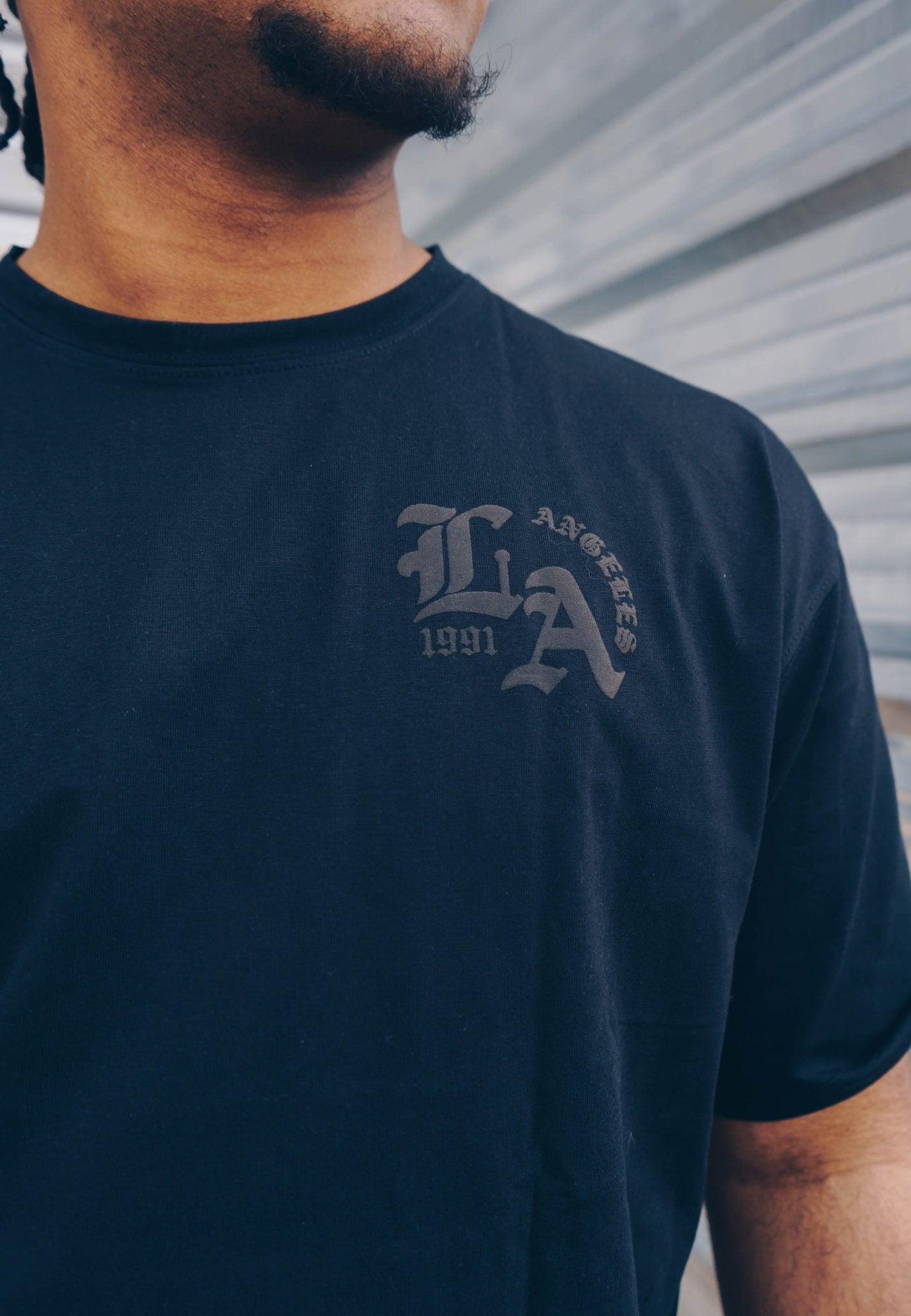 CAMISETA NEGRA LOS ANGELES FLOCKED LOGO OVERSIZED TEE - AREA ZERO