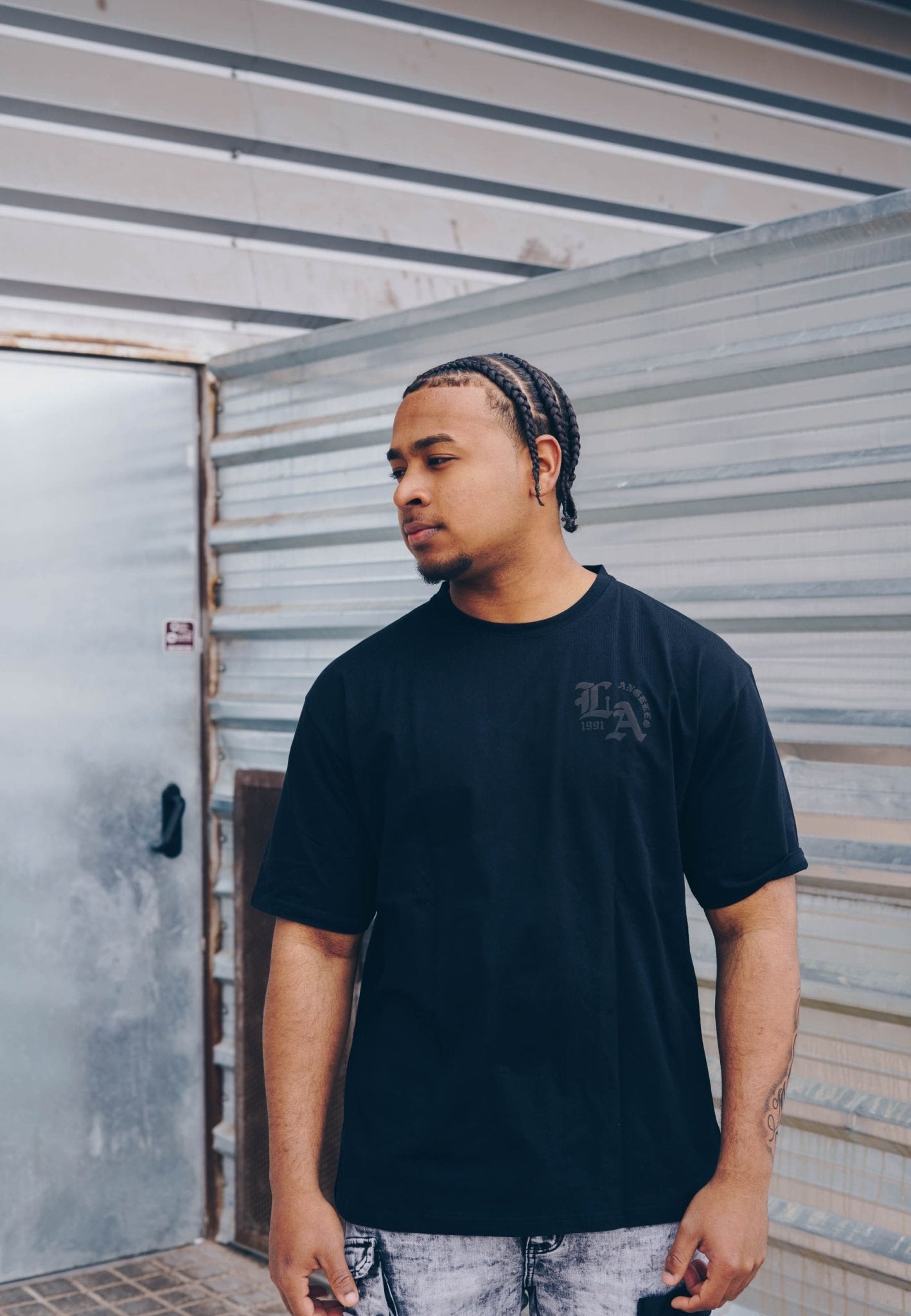 CAMISETA NEGRA LOS ANGELES FLOCKED LOGO OVERSIZED TEE - AREA ZERO