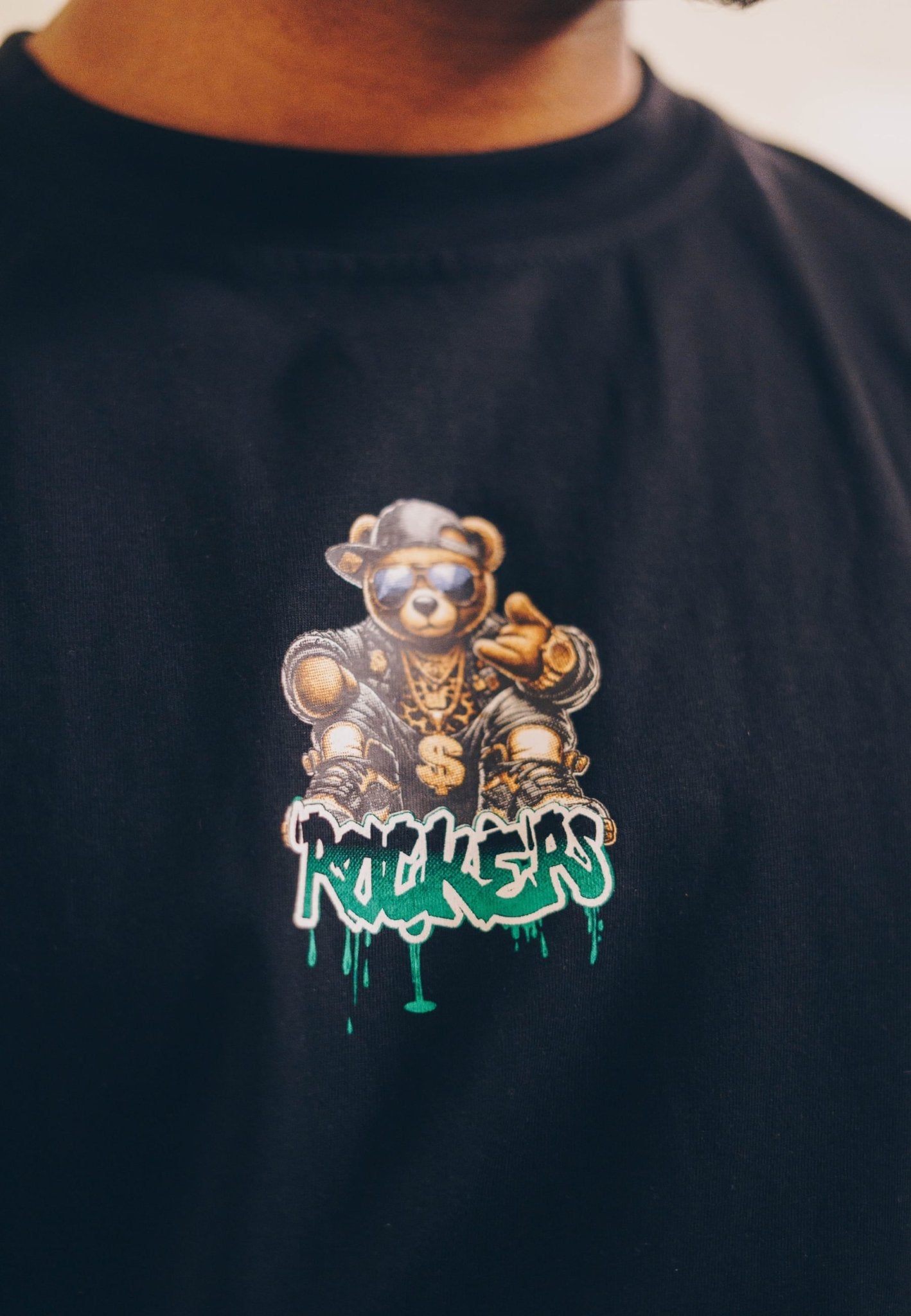 CAMISETA NEGRA ROCKER BEAR OVERSIZED TEE - AREA ZERO