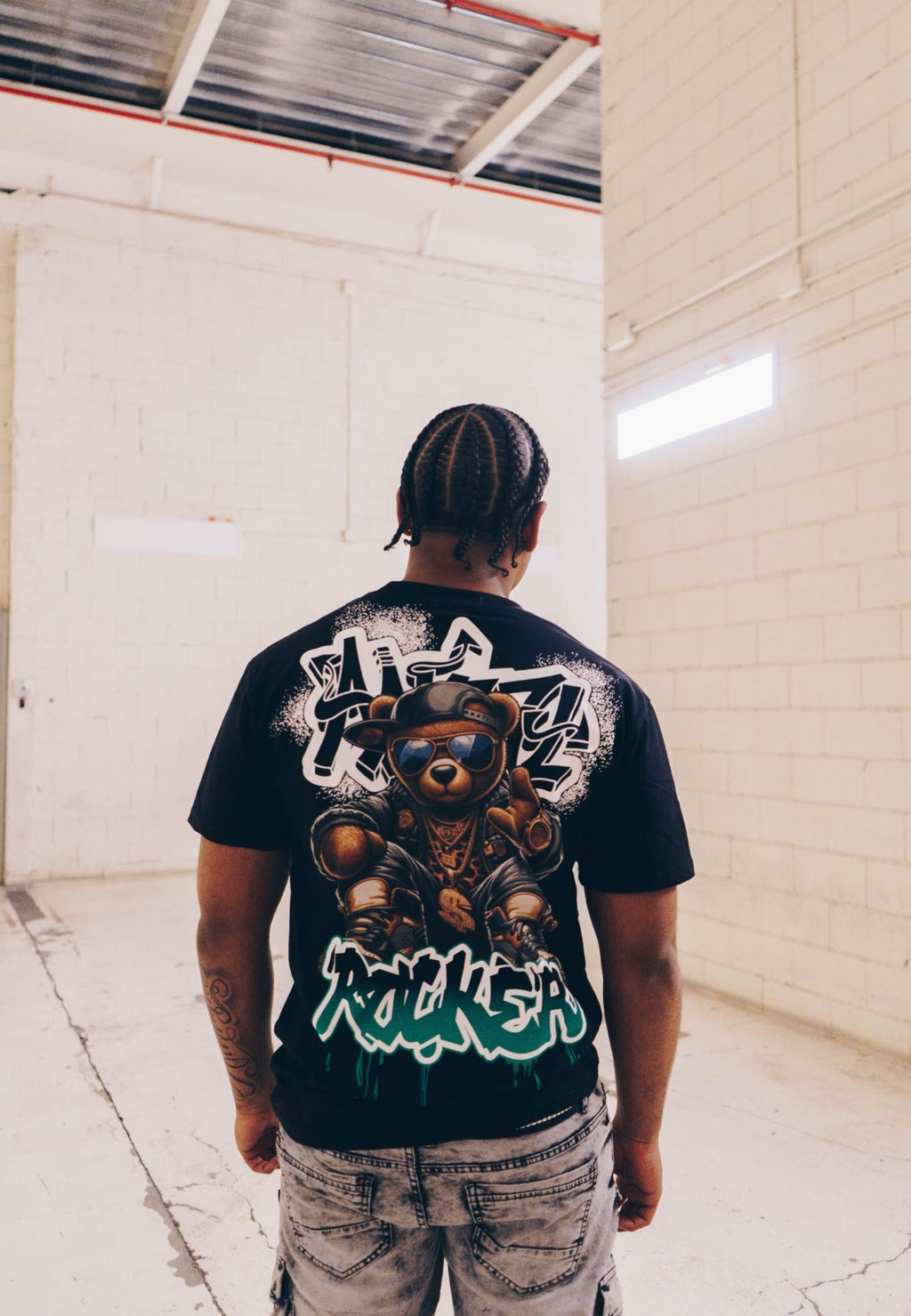 CAMISETA NEGRA ROCKER BEAR OVERSIZED TEE - AREA ZERO