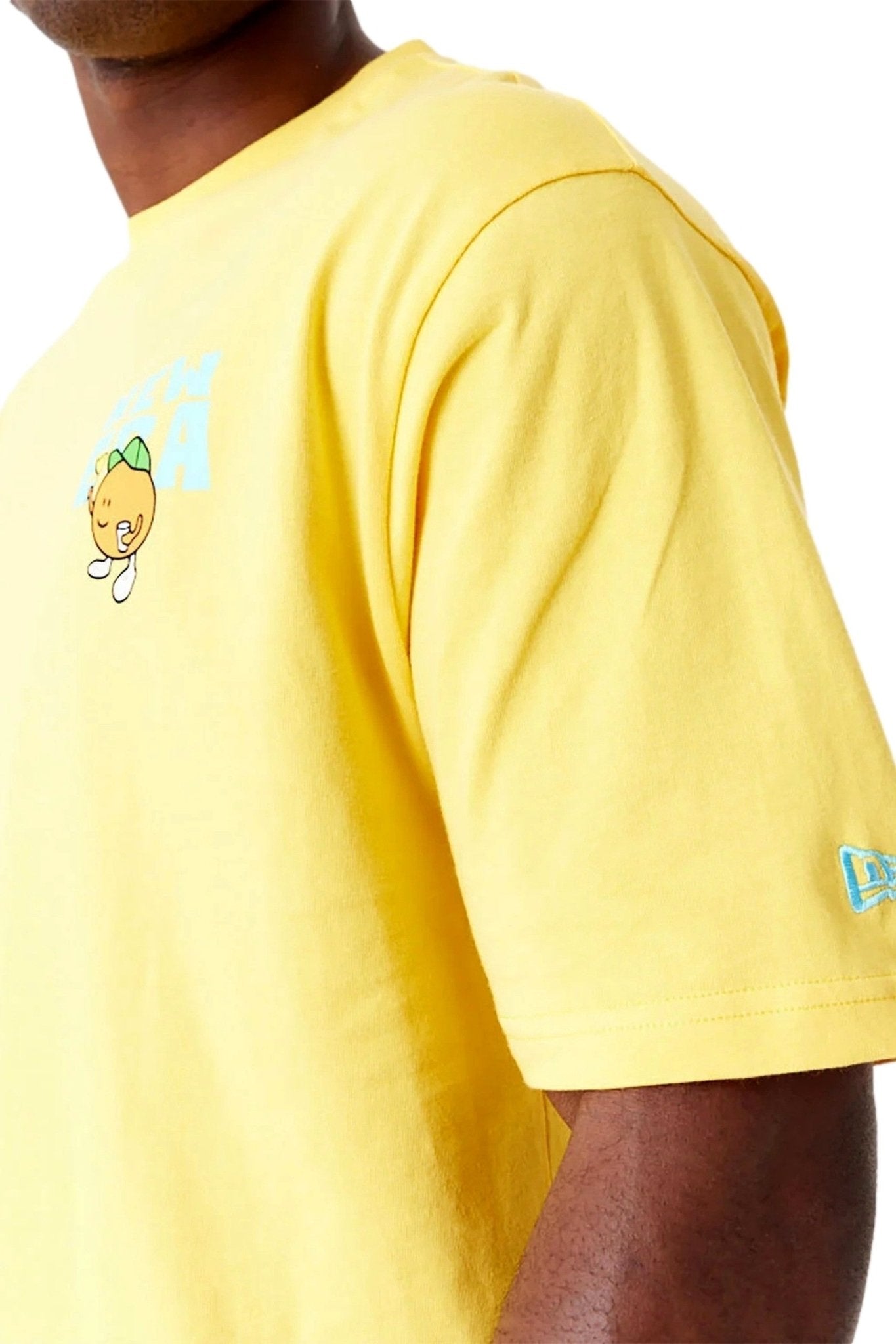 CAMISETA NEW ERA AMARILLA NE FRUIT GRPHC OS TEE - AREA ZERO