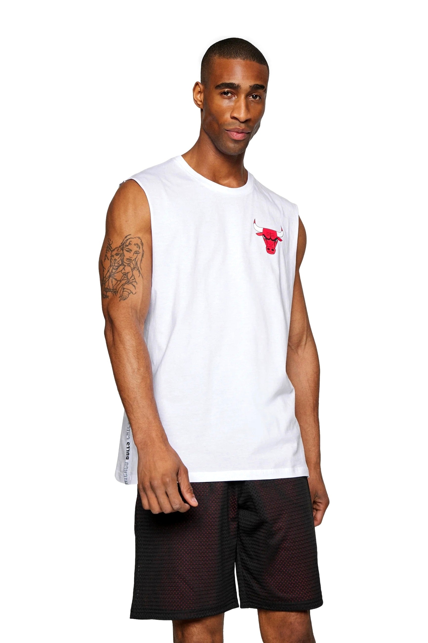 CAMISETA NEW ERA BLANCA NBA LEFT CHST LOGO SLVLSS TEE CHIBUL