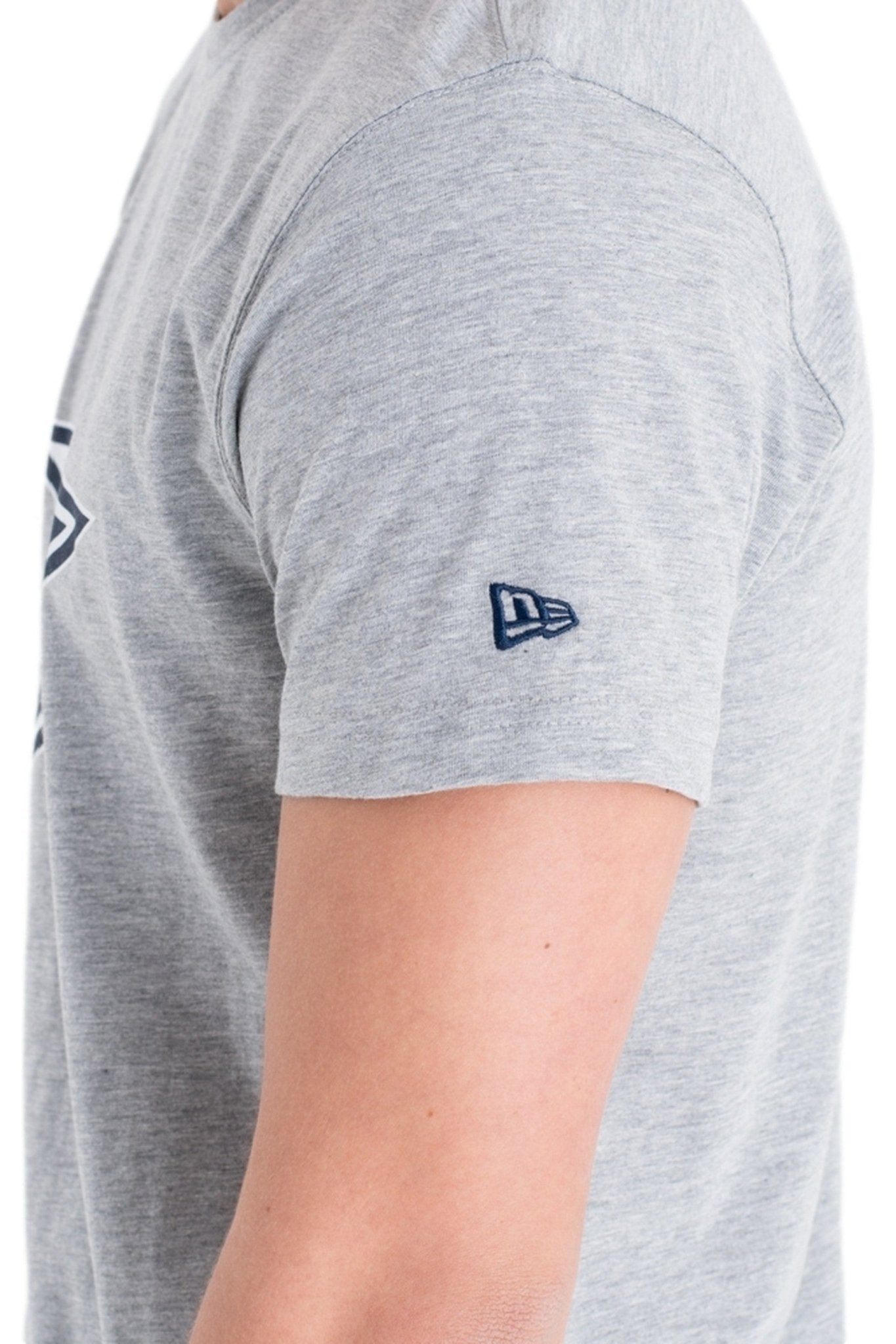 CAMISETA NEW ERA GRIS DALLAS COWBOYS TEAM LOGO TEE - AREA ZERO