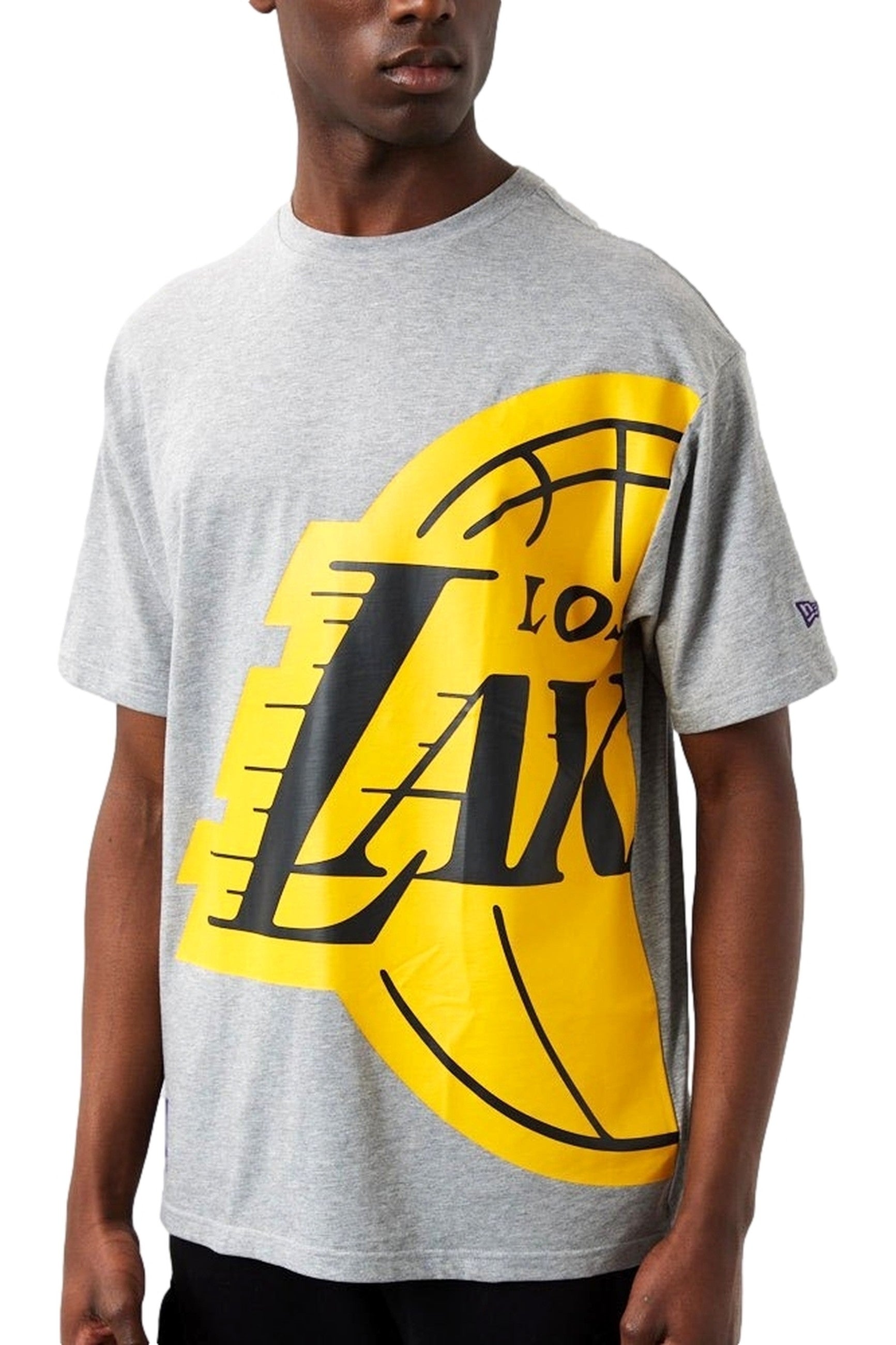 CAMISETA NEW ERA GRIS LAKERS HALF LOGO OVRSZD TEE LOSLAK