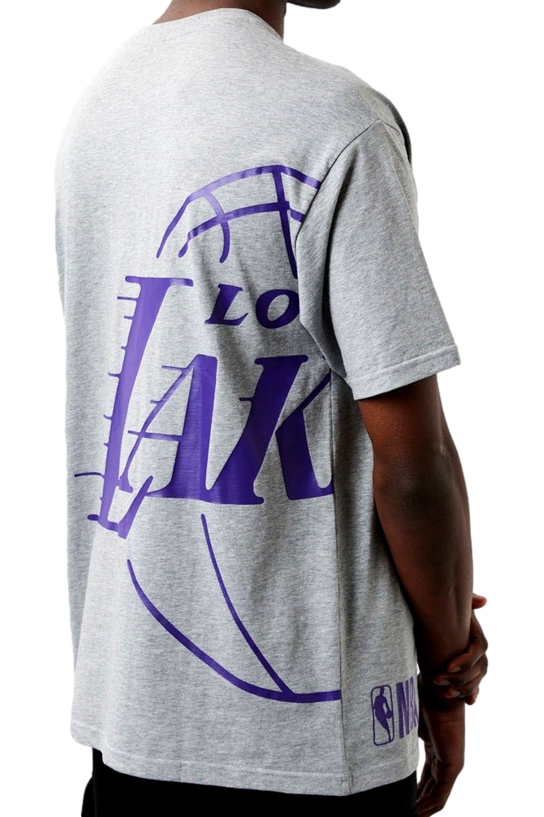 CAMISETA NEW ERA GRIS LAKERS HALF LOGO OVRSZD TEE LOSLAK