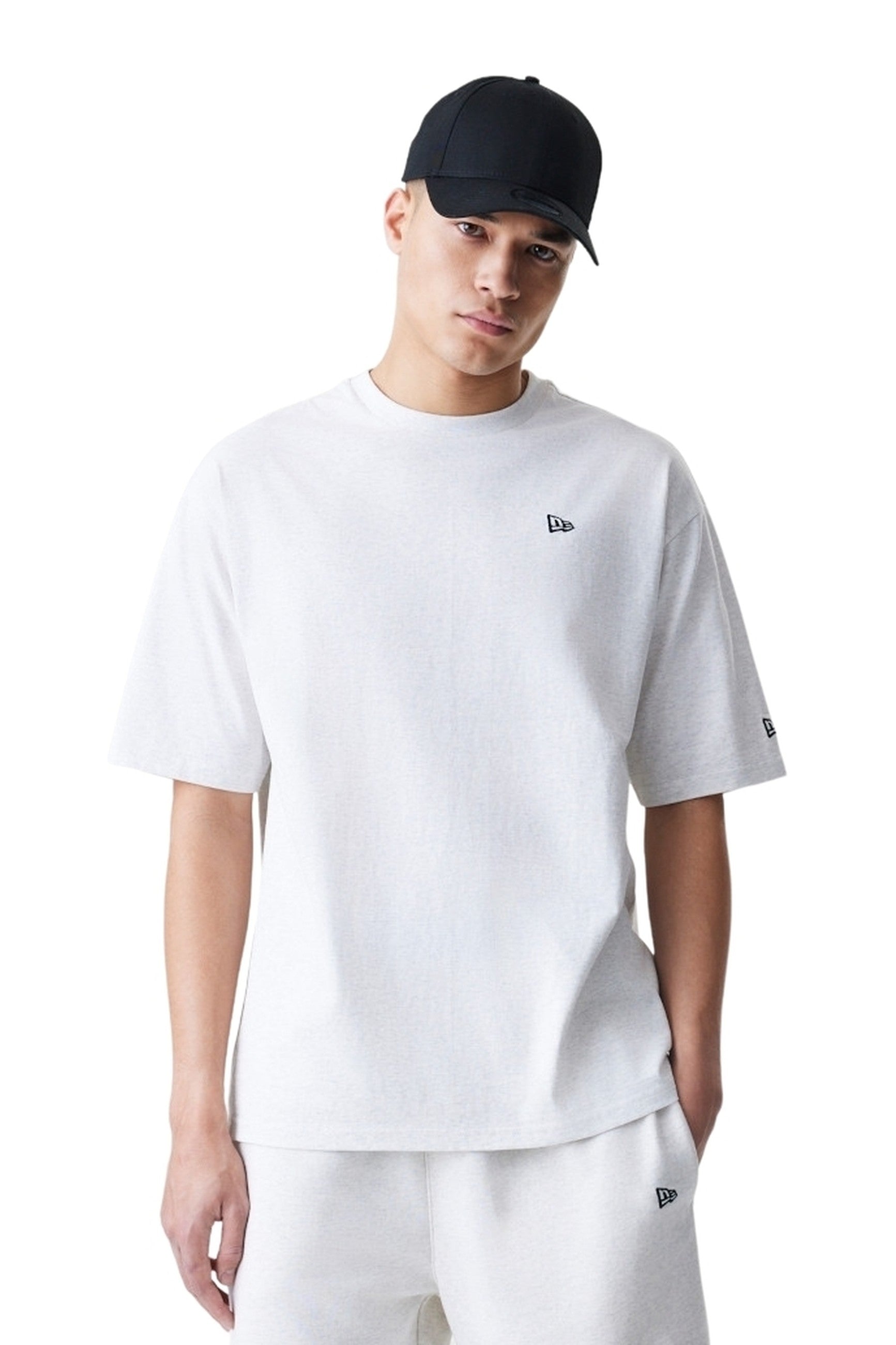 CAMISETA NEW ERA GRIS NE ESSENTIAL OS TEE