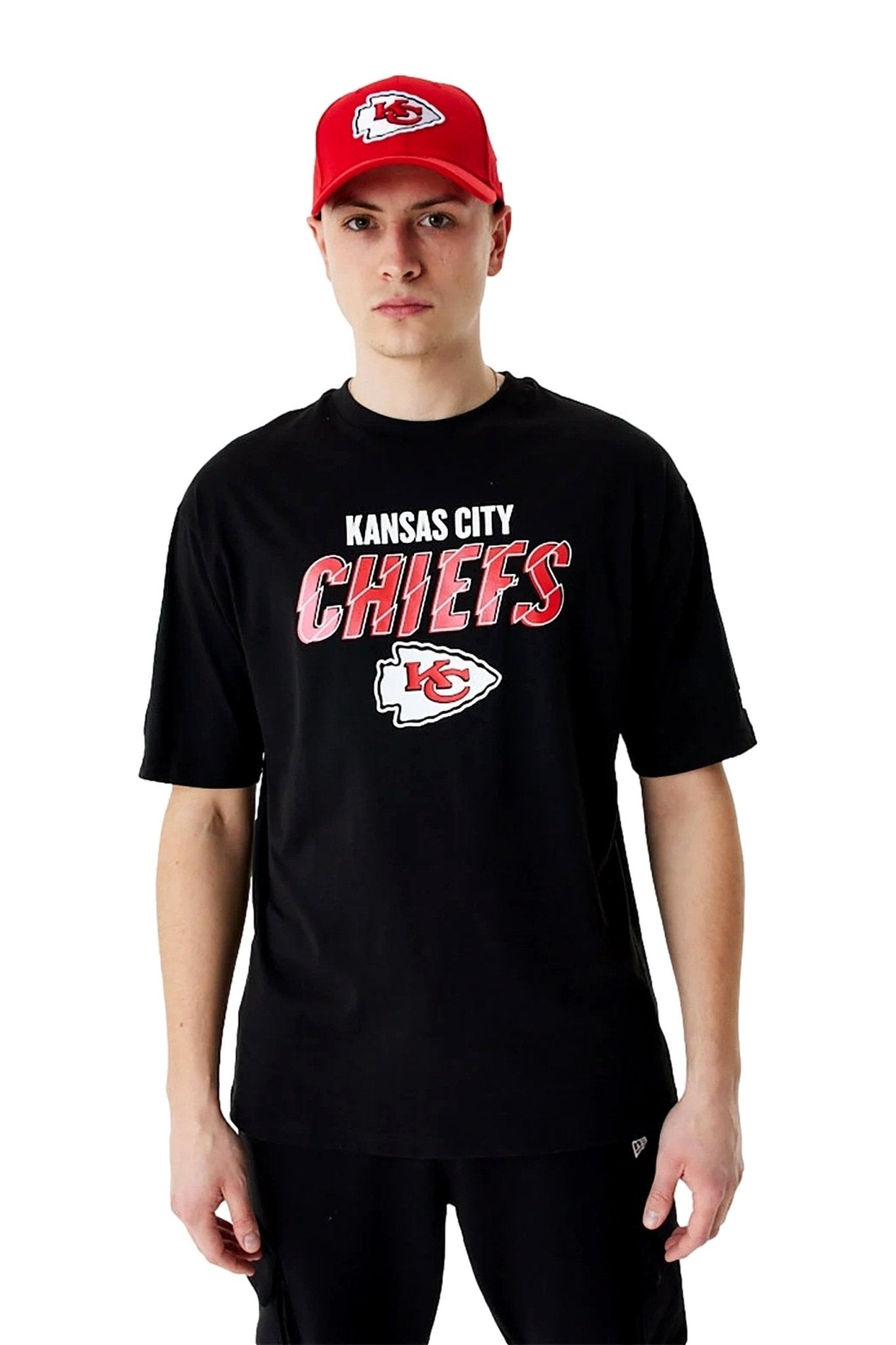 CAMISETA NEW ERA NEGRA CHIEFS SCRIPT GRAPHIC OS TEE KANCHI - AREA ZERO