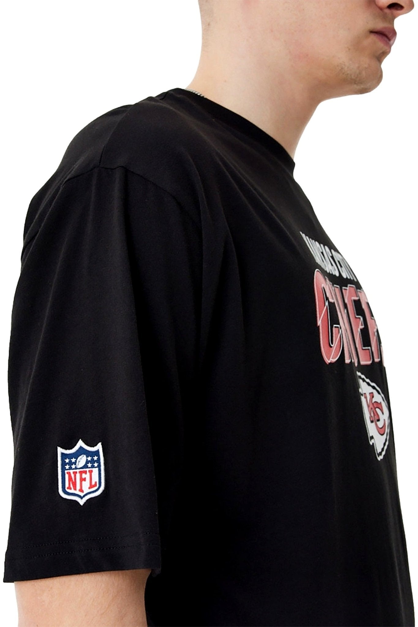 CAMISETA NEW ERA NEGRA CHIEFS SCRIPT GRAPHIC OS TEE KANCHI - AREA ZERO