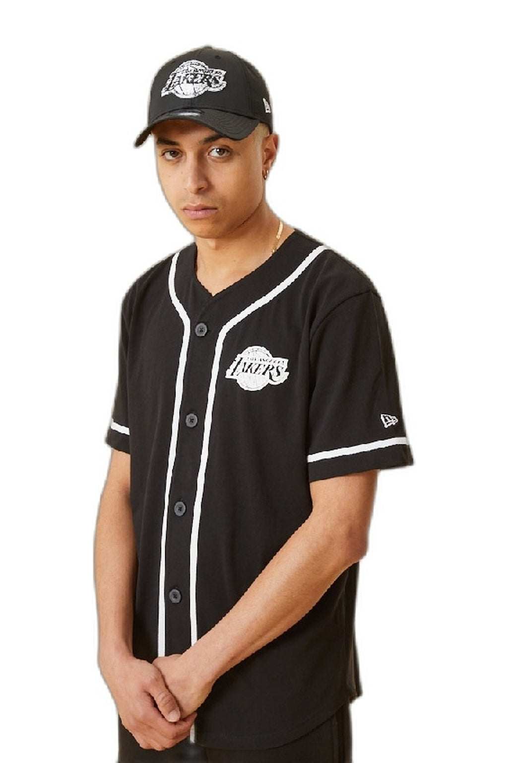 CAMISETA NEW ERA NEGRA DISTRESSED LOGO BUTTON UP TEE LOSLAK