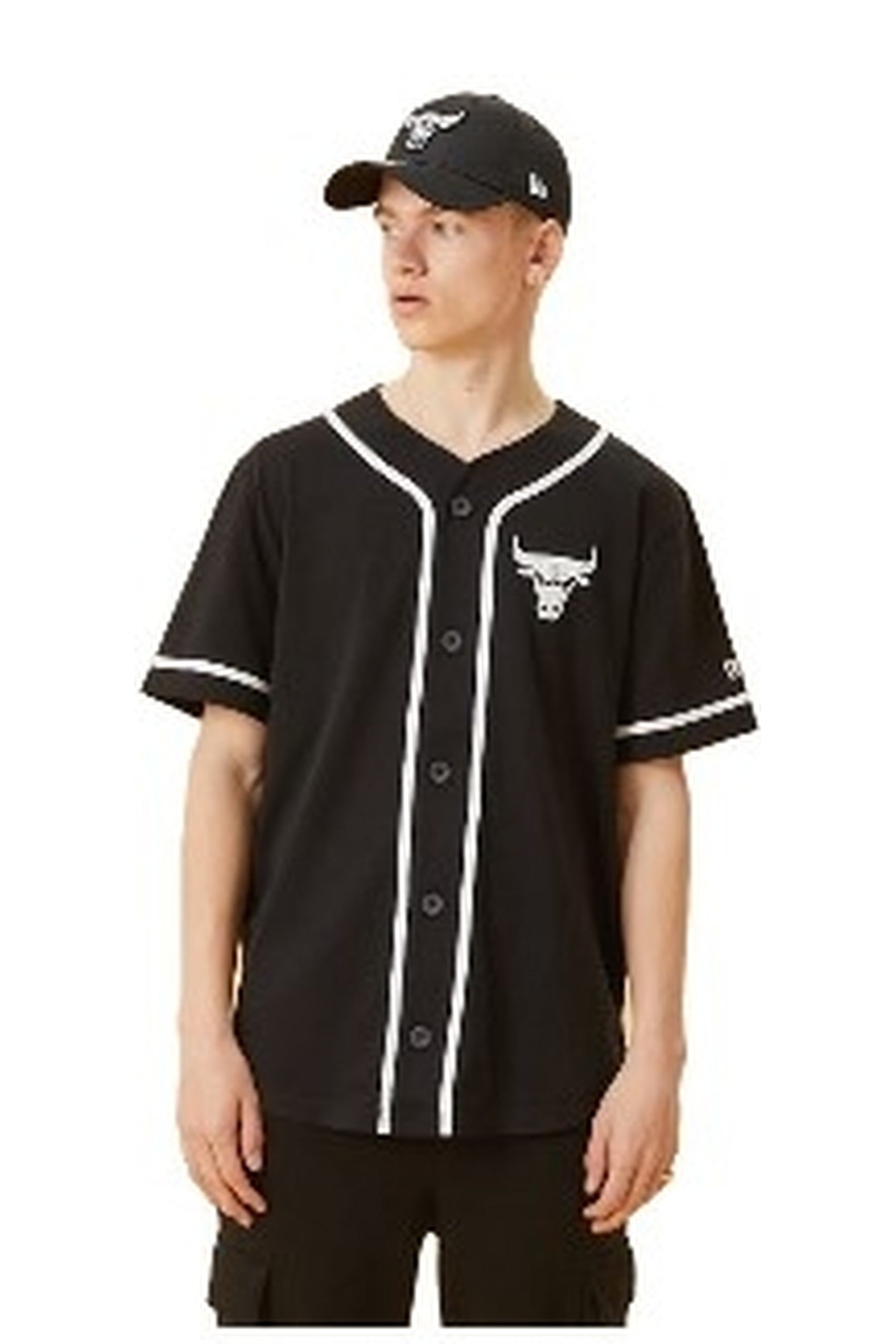 CAMISETA NEW ERA NEGRA DISTRESSED LOGO BUTTON UP TEE LOSLAK