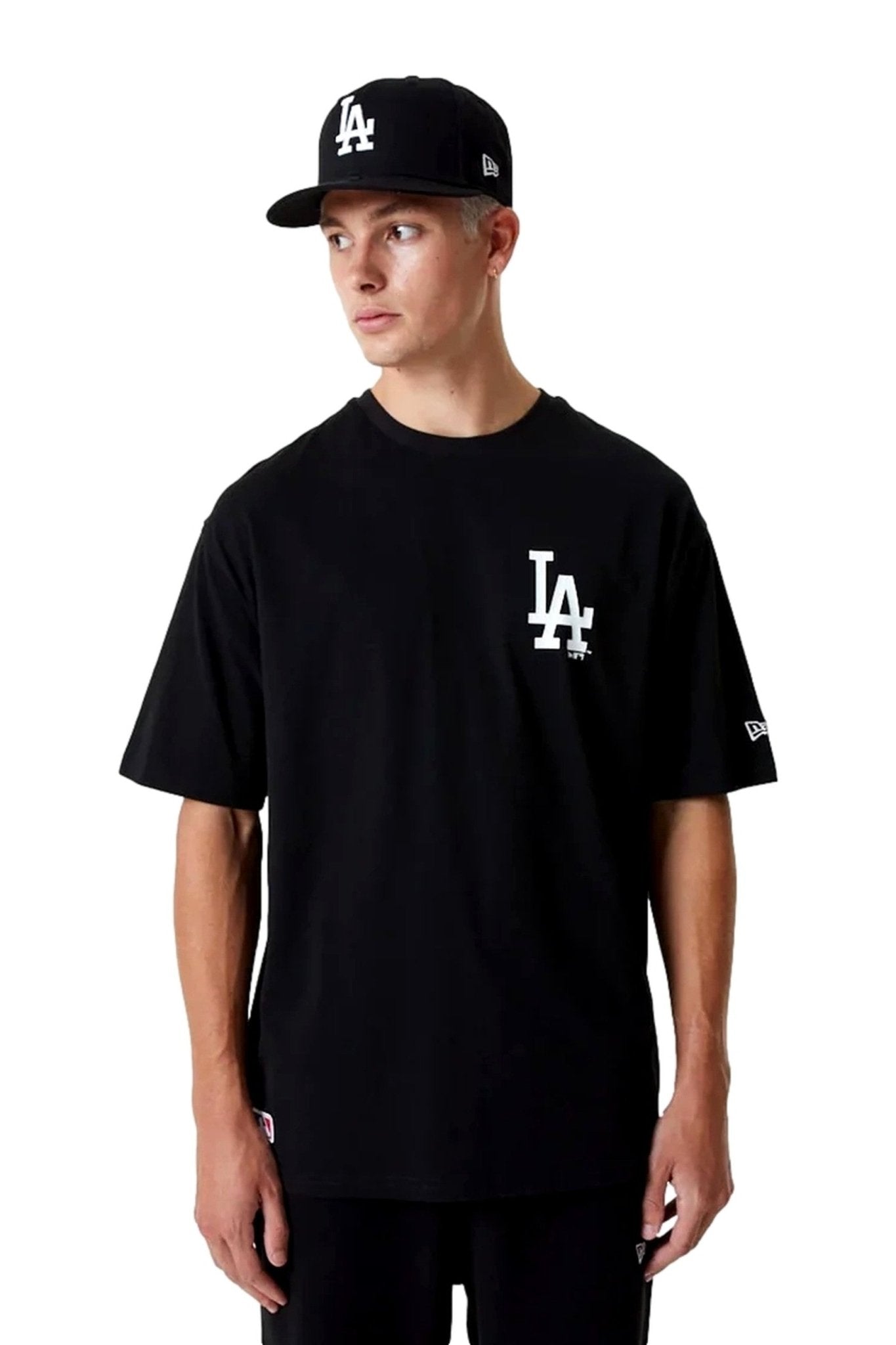 CAMISETA NEW ERA NEGRA DODGERS MLB ESSENTIALS OS TEE LOSDOD - AREA ZERO