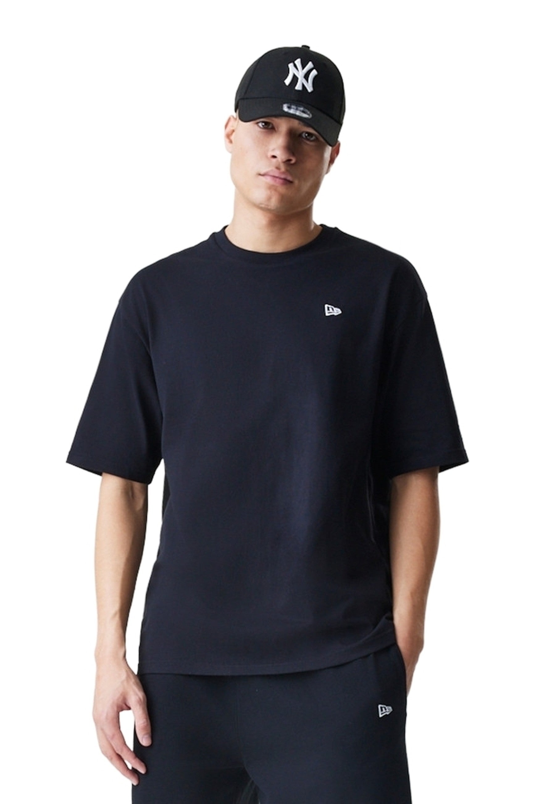 CAMISETA NEW ERA NEGRA NE ESSENTIALS OS TEE BLK
